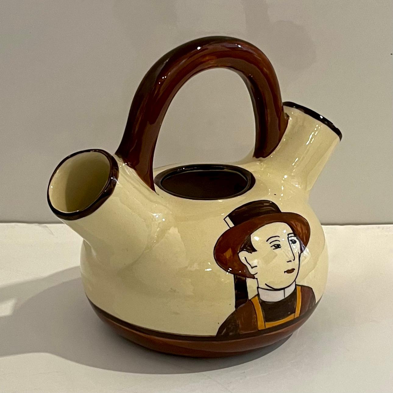 1930 Französisch Henriot Quimper Fayence Handle Dual Auslauf Gelb Topf Mann Frau Dekor (20. Jahrhundert) im Angebot