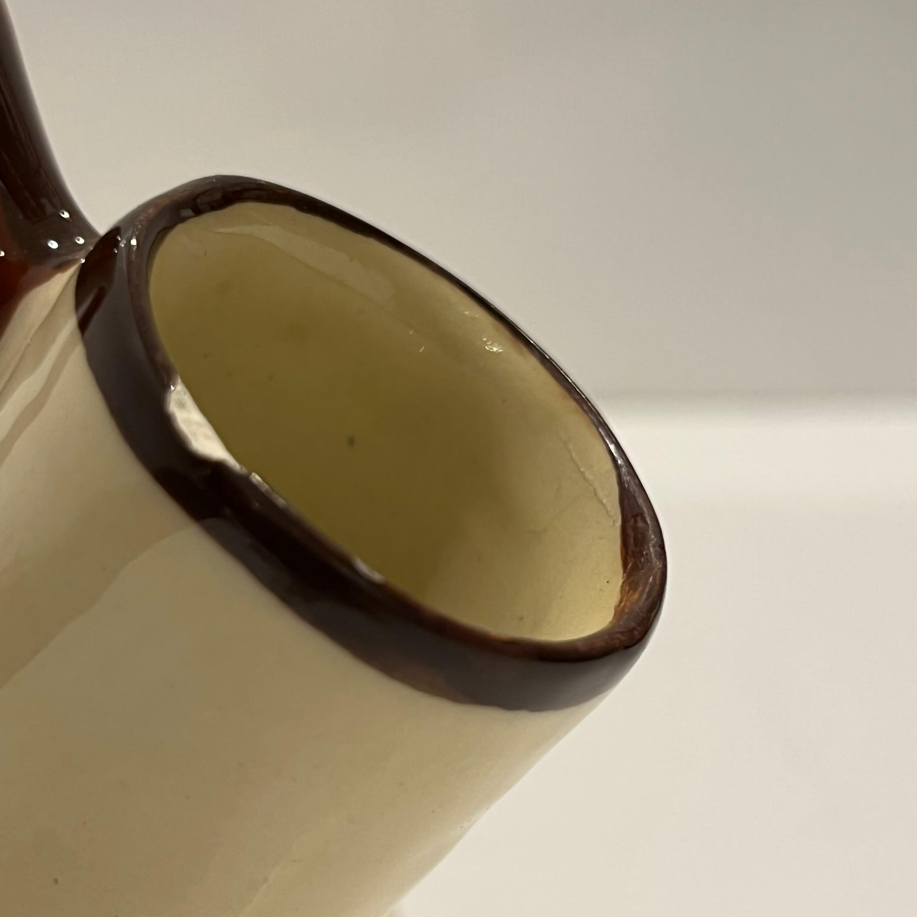 1930 Französisch Henriot Quimper Fayence Handle Dual Auslauf Gelb Topf Mann Frau Dekor im Angebot 1