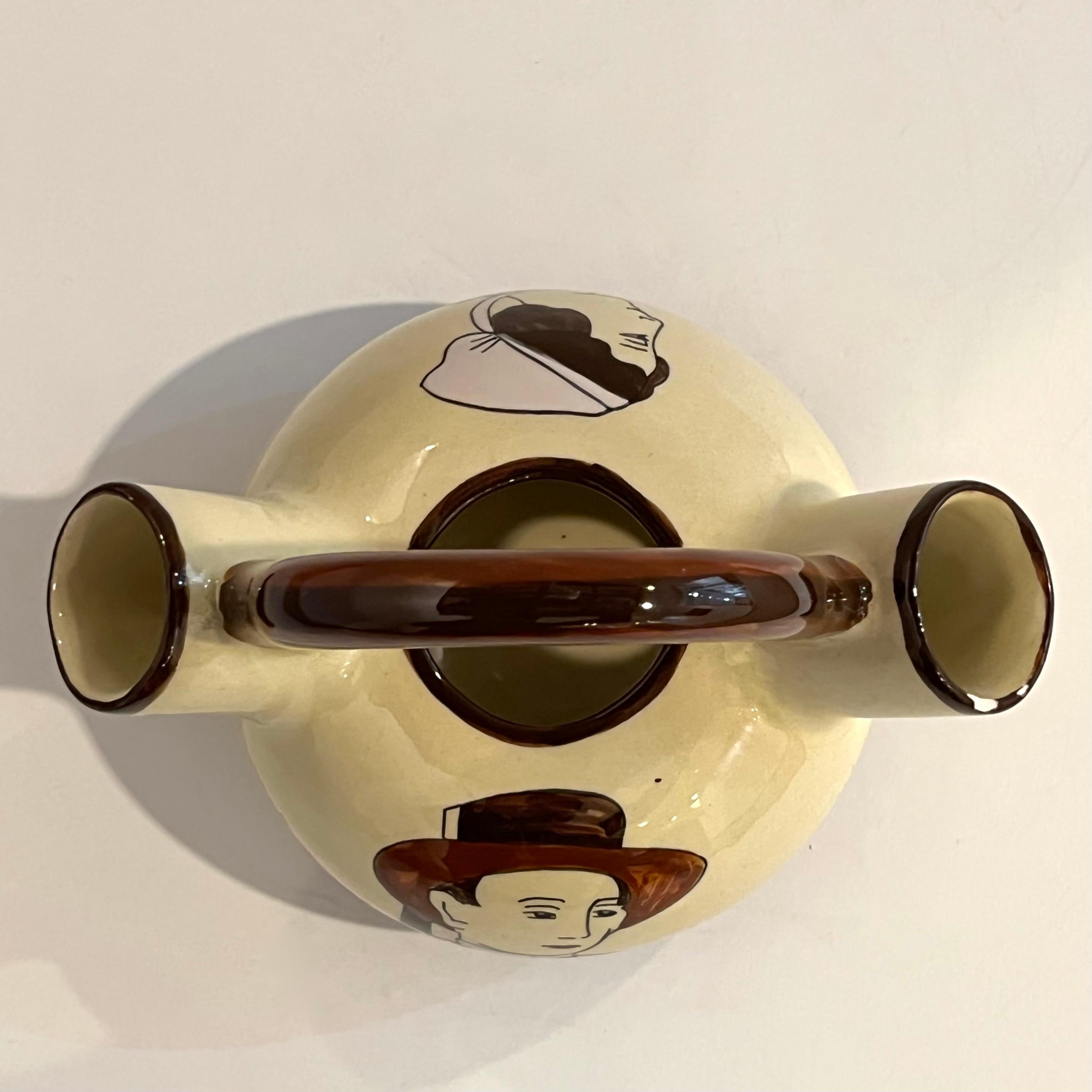 1930 Französisch Henriot Quimper Fayence Handle Dual Auslauf Gelb Topf Mann Frau Dekor im Angebot 3