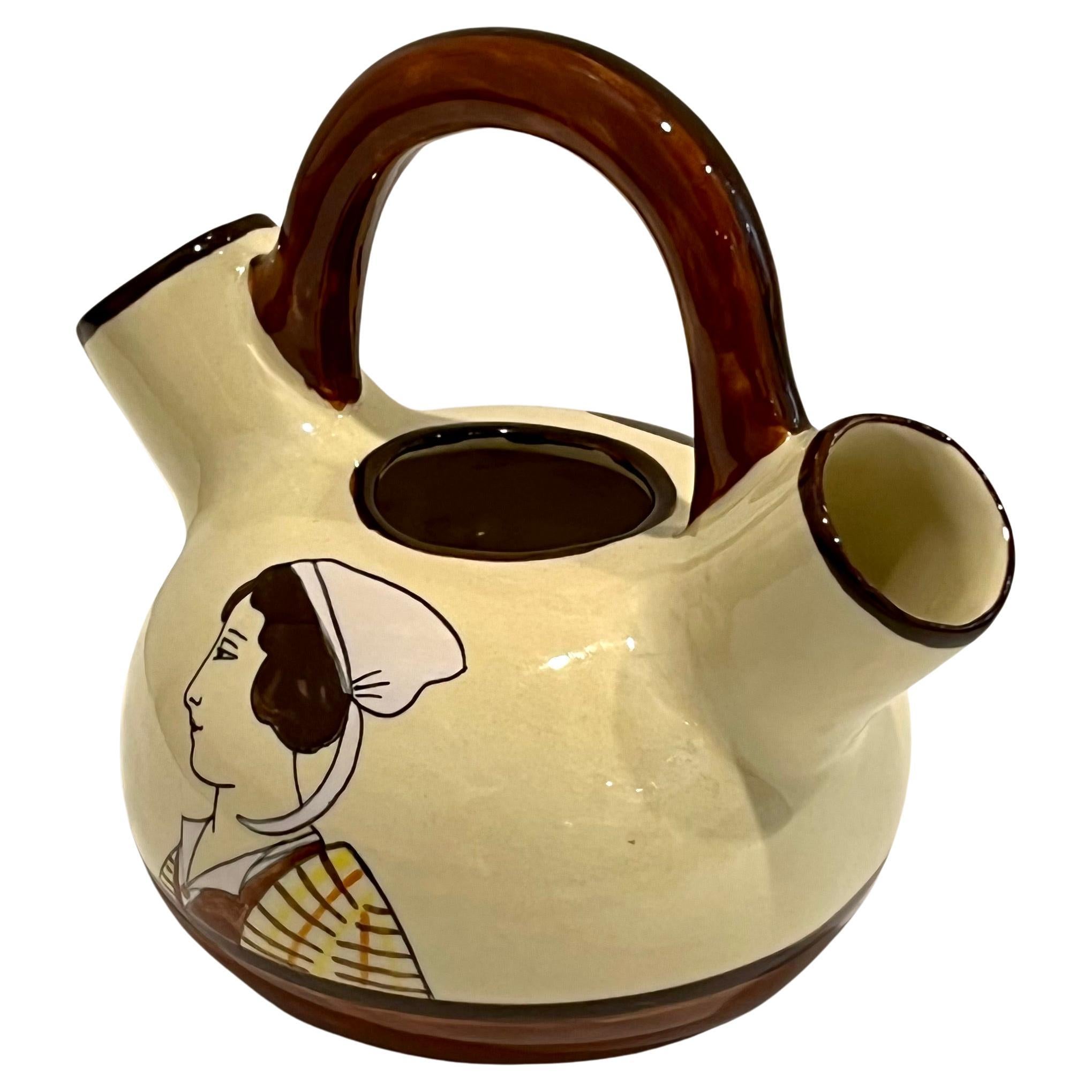 1930 Französisch Henriot Quimper Fayence Handle Dual Auslauf Gelb Topf Mann Frau Dekor im Angebot