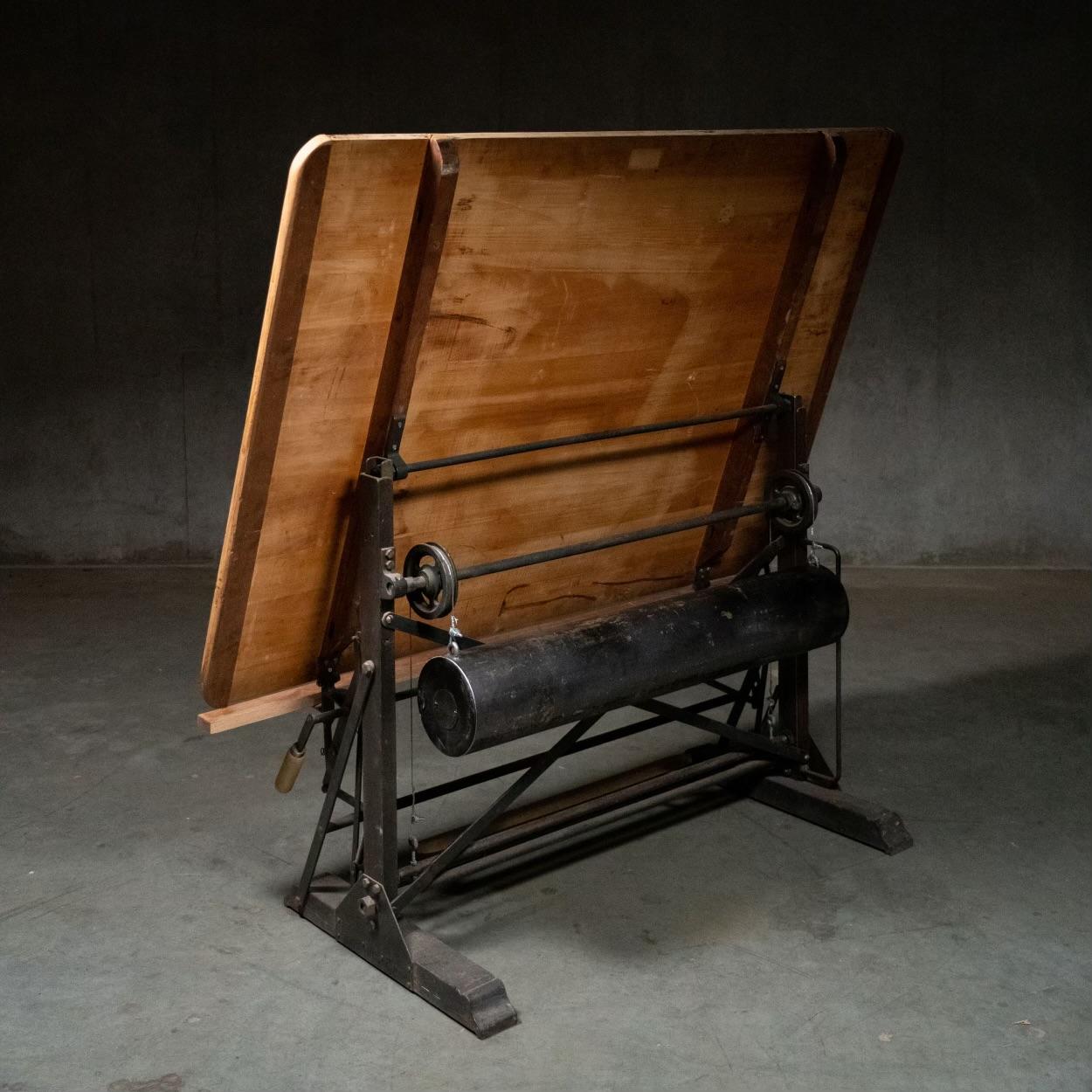 Se trata de una mesa de dibujo de arce totalmente ajustable de Kahn Freres de Bruselas, Bélgica. La plataforma es totalmente modular, utilizando el pedal de madera de la parte delantera es posible subir y bajar la parte superior y puede inclinarse
