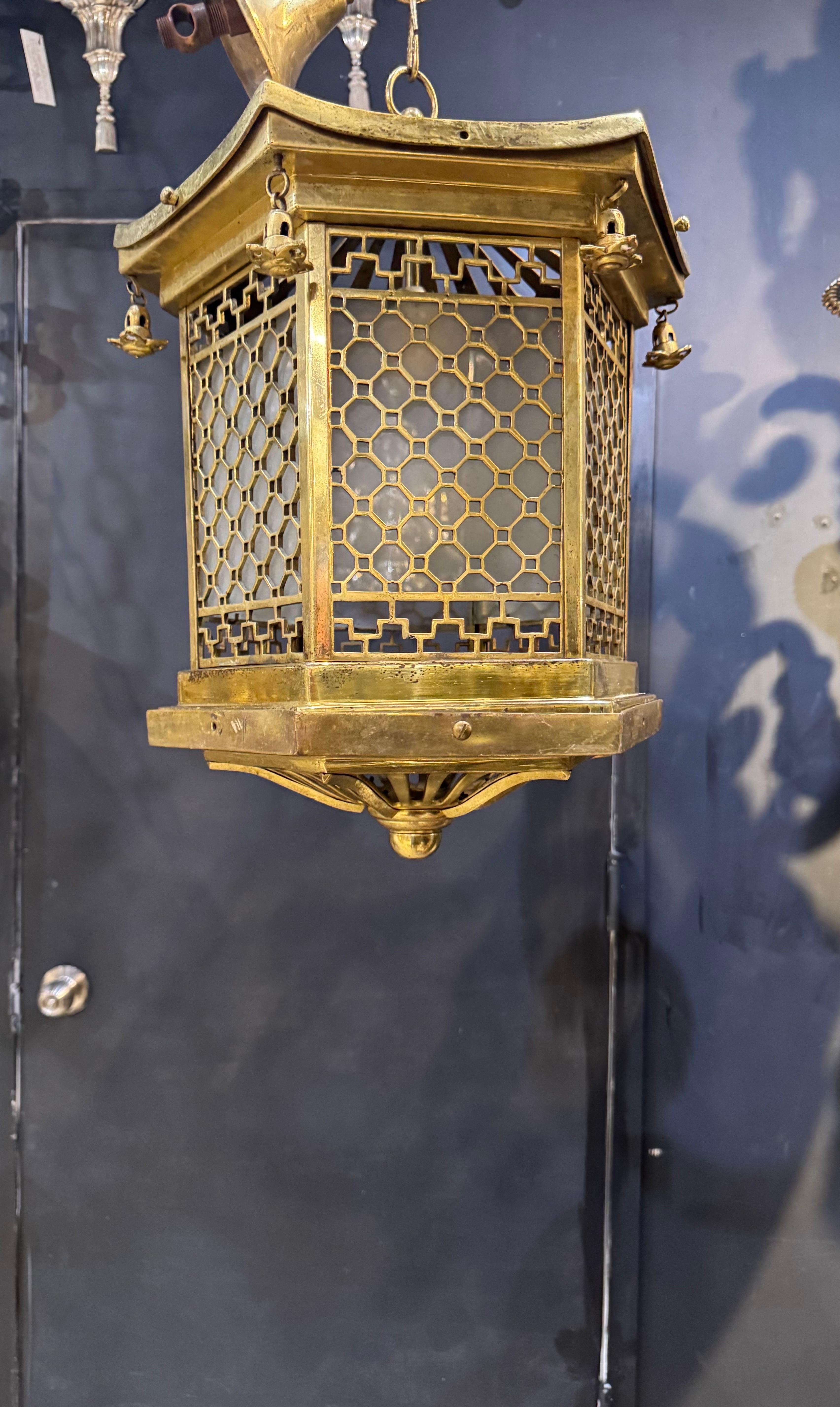1930 Französisch Pagode Form Bronze Laterne (Chinoiserie) im Angebot