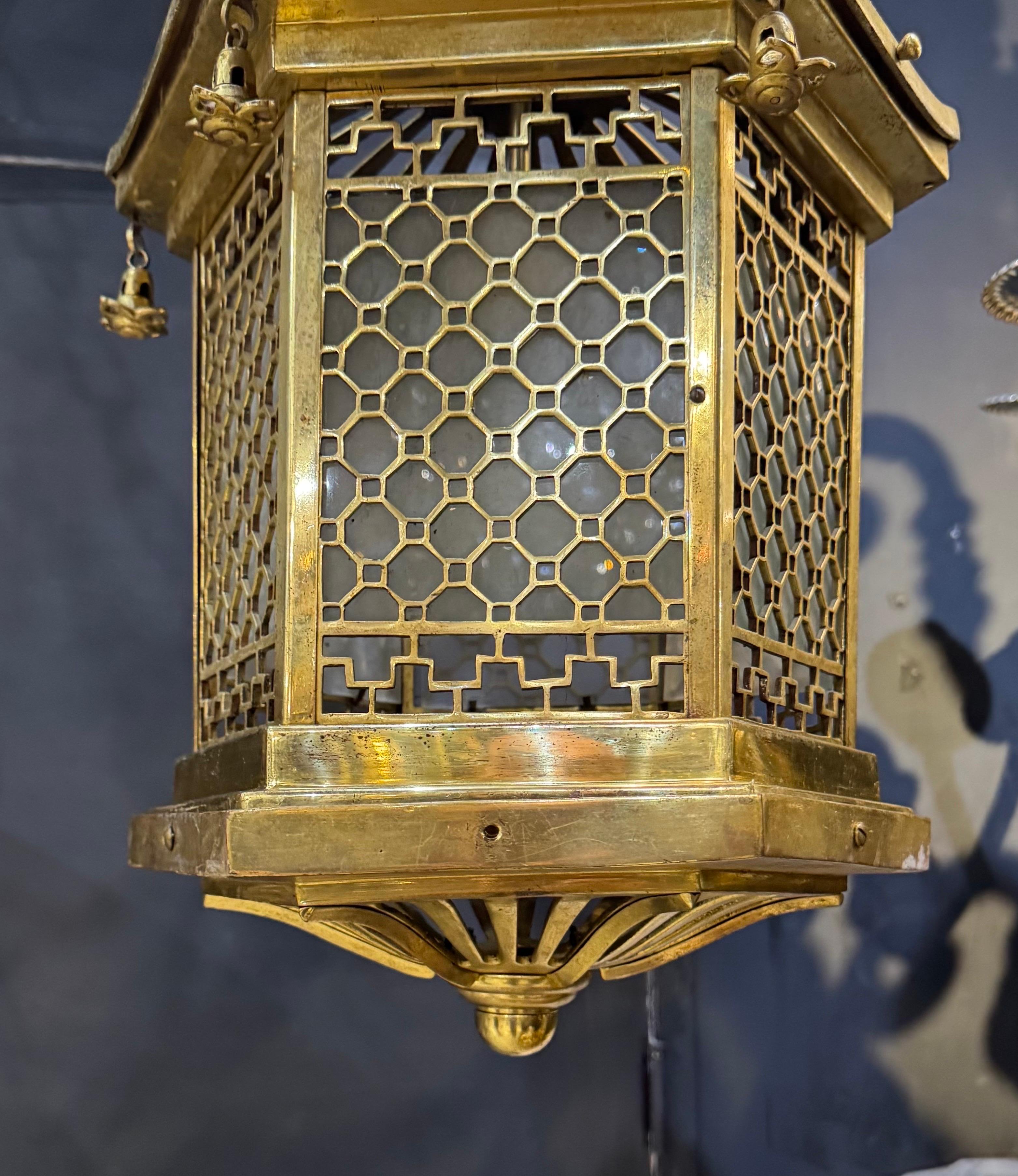 1930 Französisch Pagode Form Bronze Laterne im Zustand „Gut“ im Angebot in New York, NY