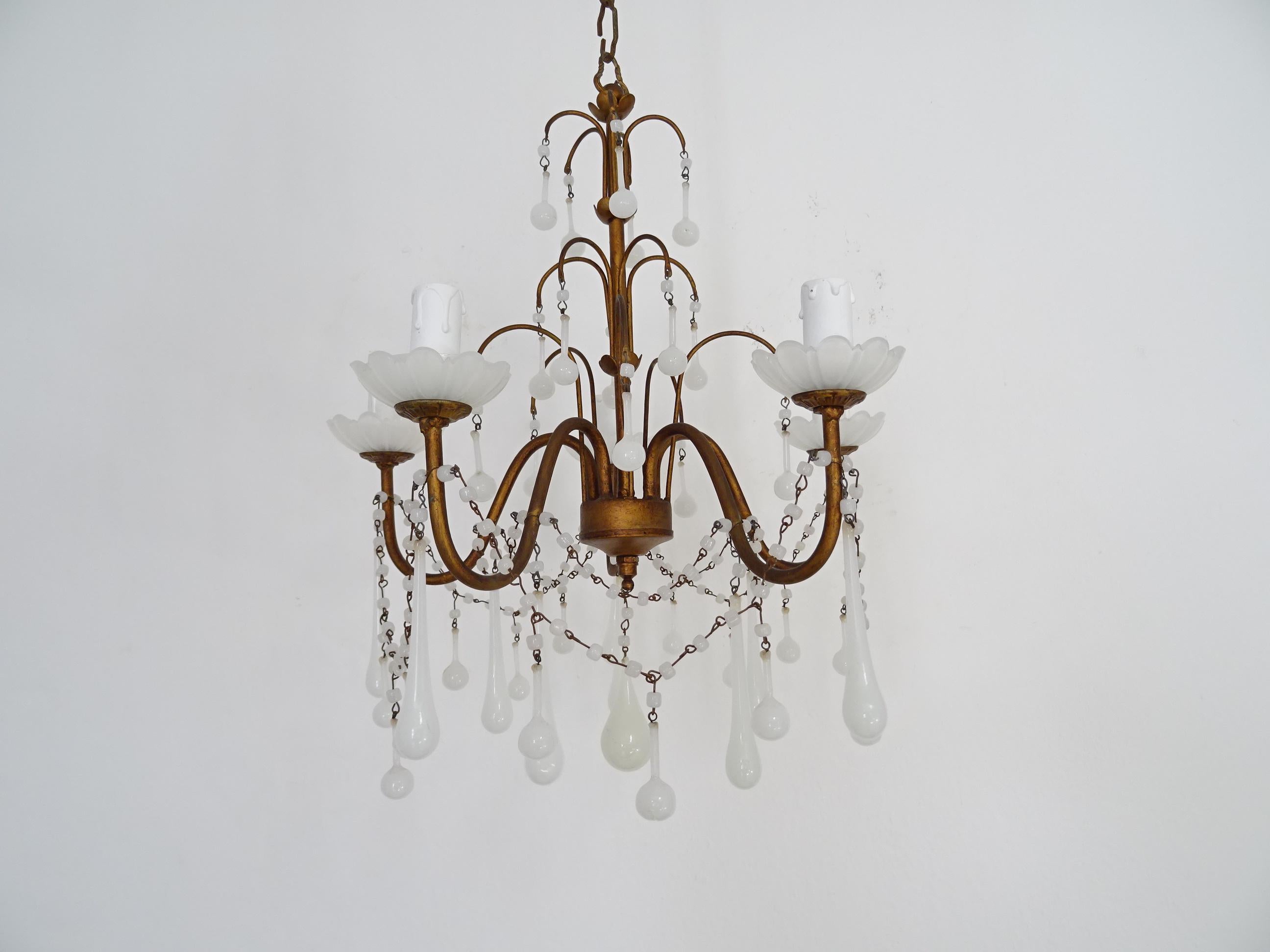 Alloggia 5 luci in bobeches opaline bianche. Sarà ricablato con prese UL appropriate per gli Stati Uniti e prese appropriate per tutti gli altri paesi e sarà pronto per essere appeso. Metallo dorato. Gocce e perline opaline bianche di Murano.