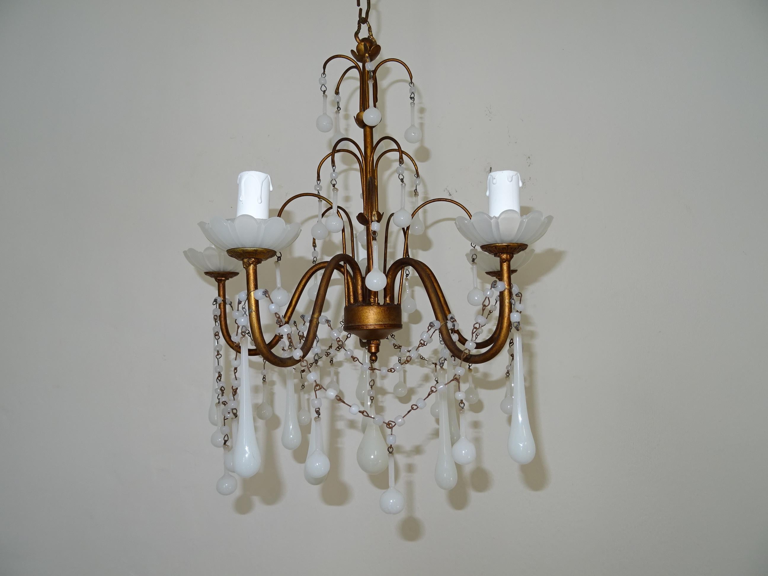 1930 French Opaline Bobeches, perline e gocce lampadario In condizioni buone in vendita a Firenze, Toscana