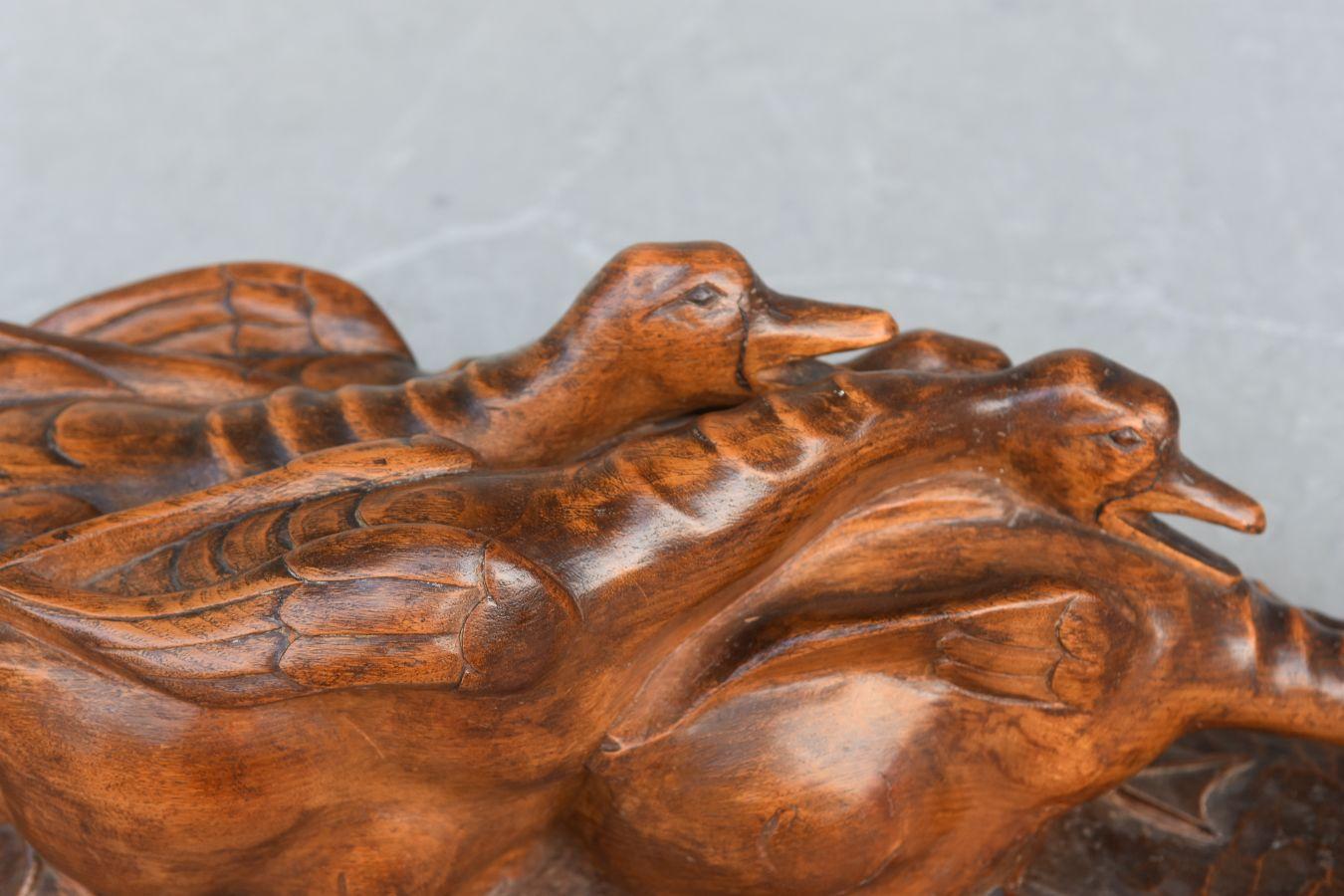 Art déco 1930 Oies se battant pour une grenouille par H. Petrilly Sculpture en bois Art Déco en vente