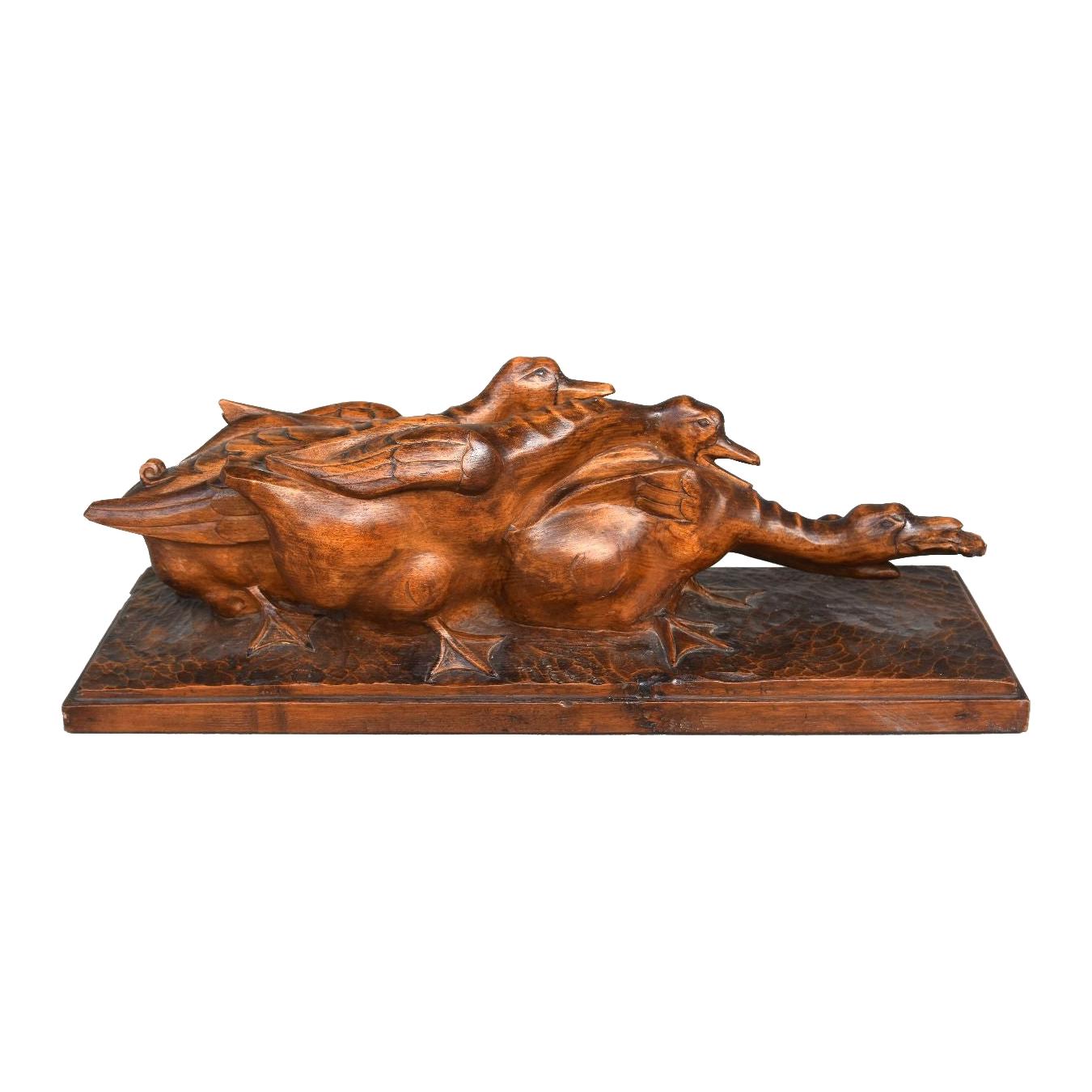 1930 Oies se battant pour une grenouille par H. Petrilly Sculpture en bois Art Déco
