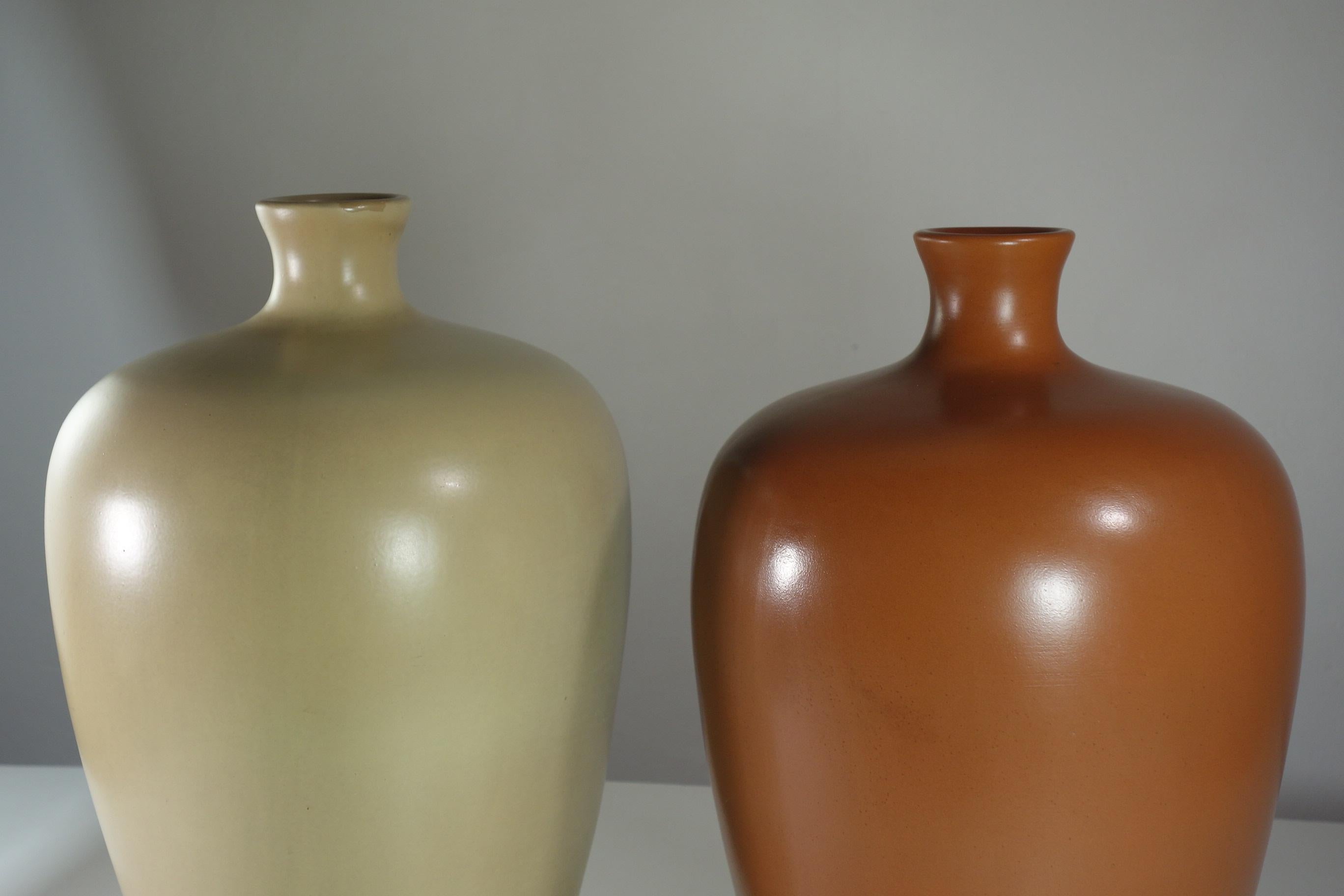 Paire de vases Art Déco
Giovanni Gariboldi
Richard Ginori
Italie, 1930


Superbe couple de grands vases Gariboldi
Forme Art Déco en jaune pâle et caramel mat

Richard Ginori a signé sous la base
Légères restaurations visibles sur les photos


