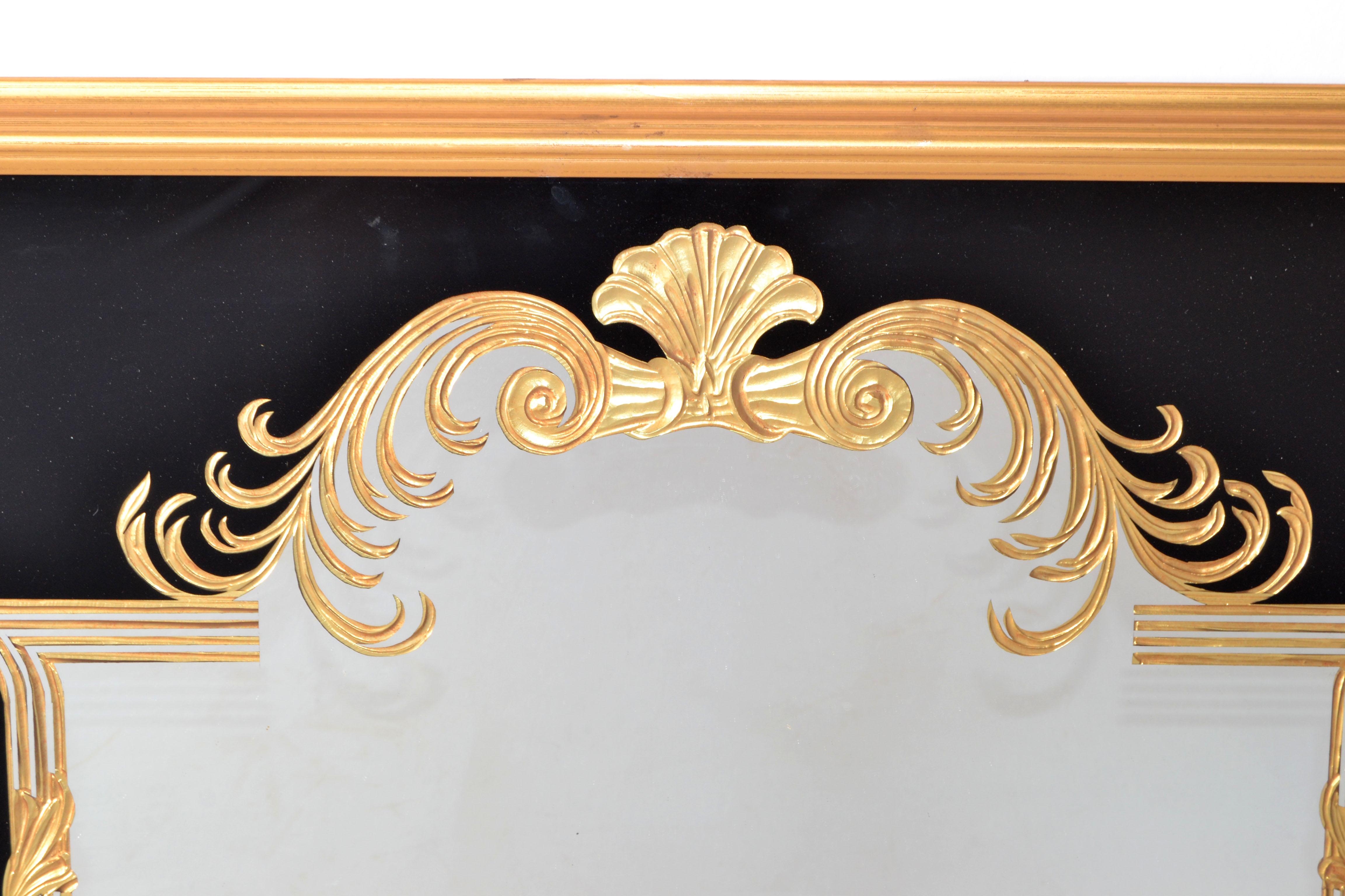 Buriné 1930 Miroir mural en or incrusté à l'eau-forte de style français, sculpté à la main et doré en vente