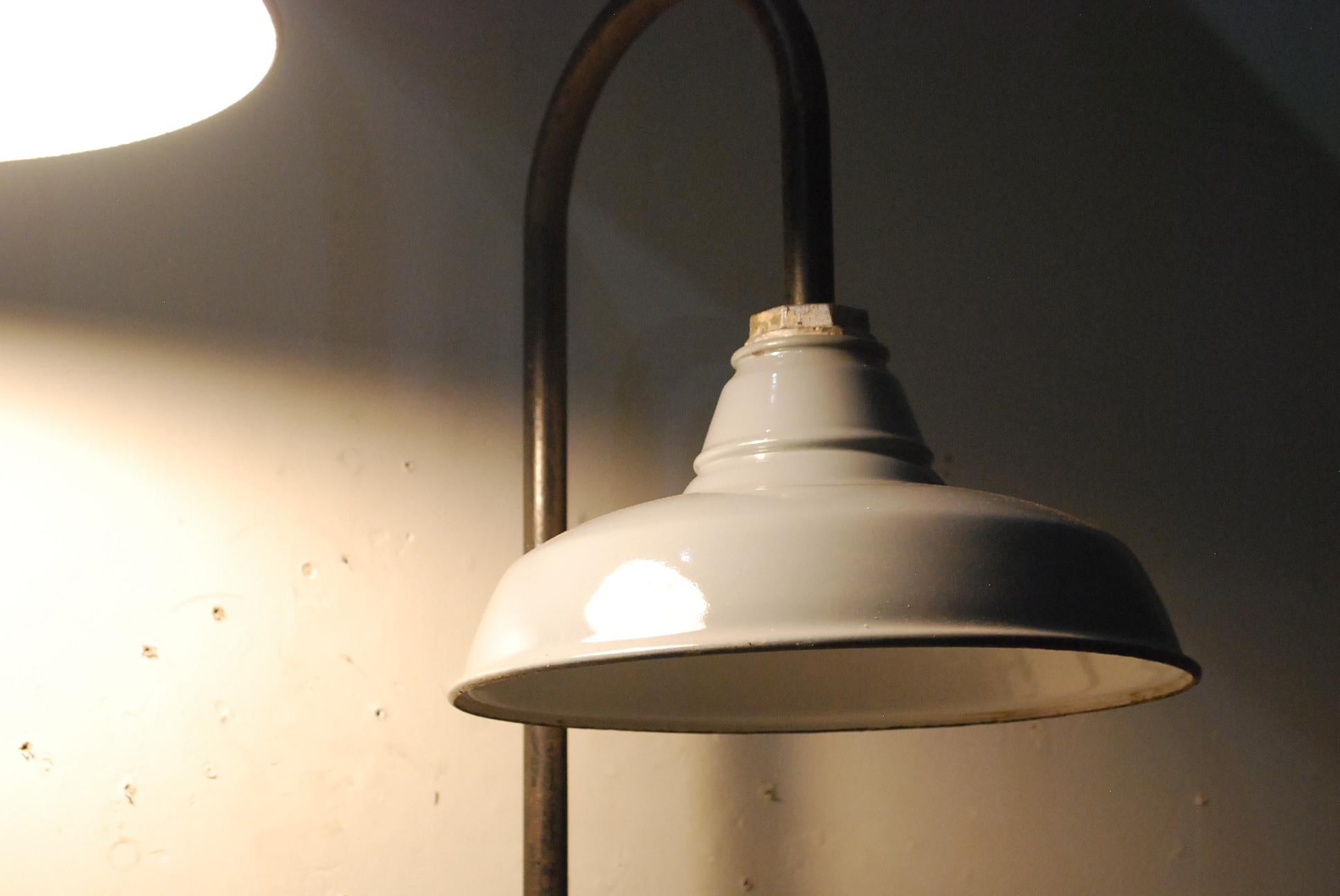 1930 Industrial Enamel Sconce Lighting In Good Condition In Surrey, BC