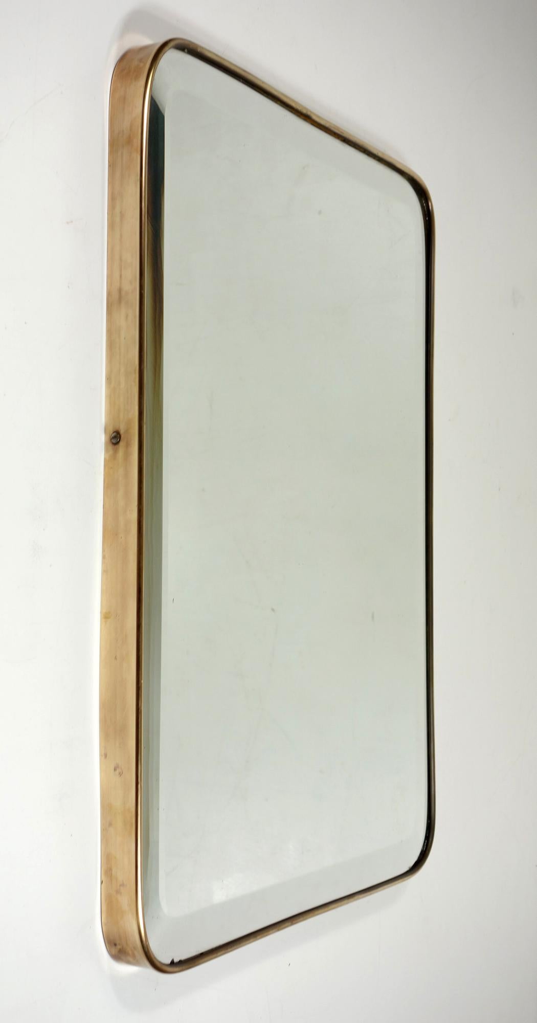 Specchio da parete in ottone
Italia, 1930-1940

Telaio in ottone lucido
Specchio originale tagliato (solo difetti mostrati nell'immagine)
Schienale in Wood
Originale del 1940

Produzione eccellente
Stile italiano originale 1930-1940