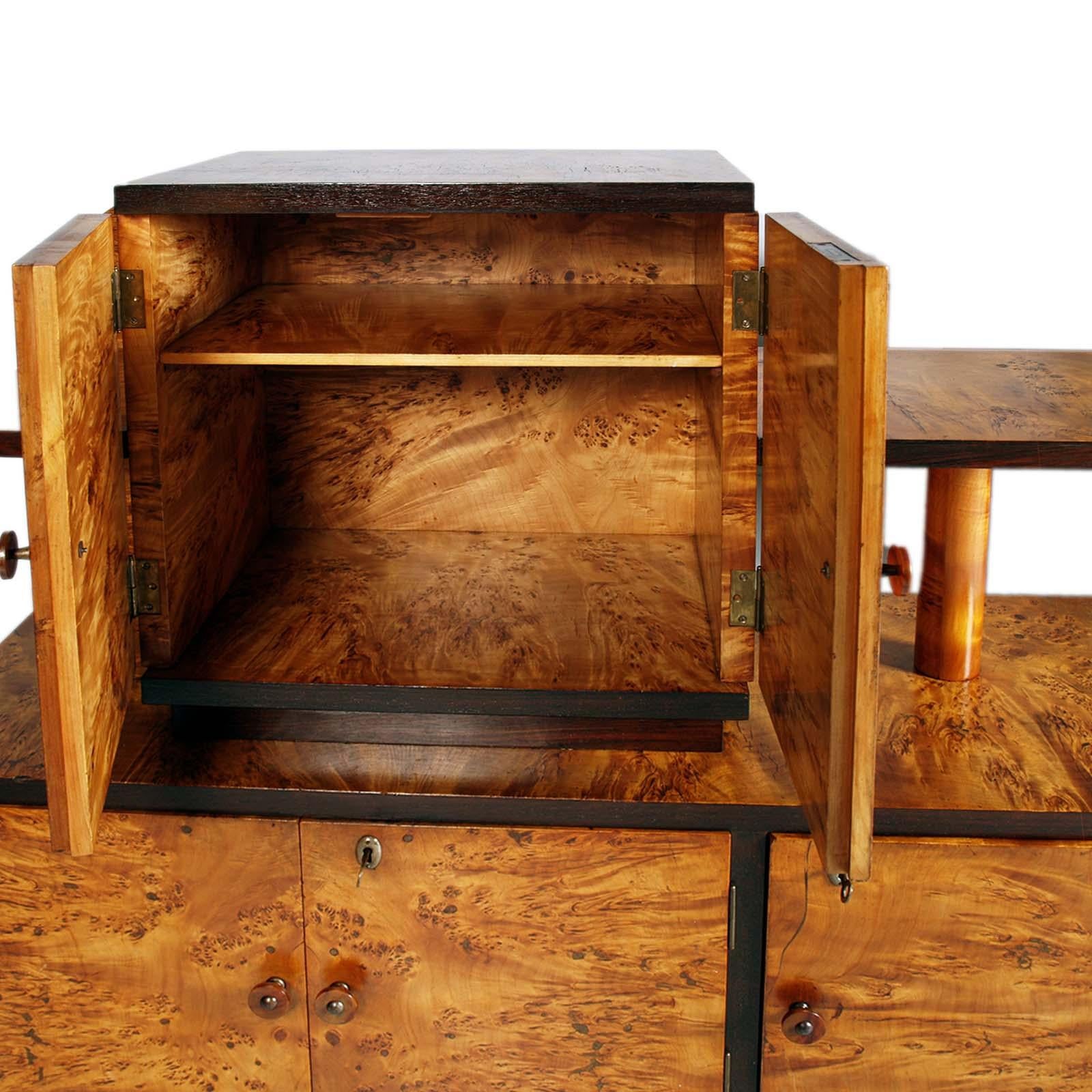 Inizio XX secolo 1930 Credenza monumentale italiana Art Deco, in radica di olmo di Osvaldo Borsani in vendita