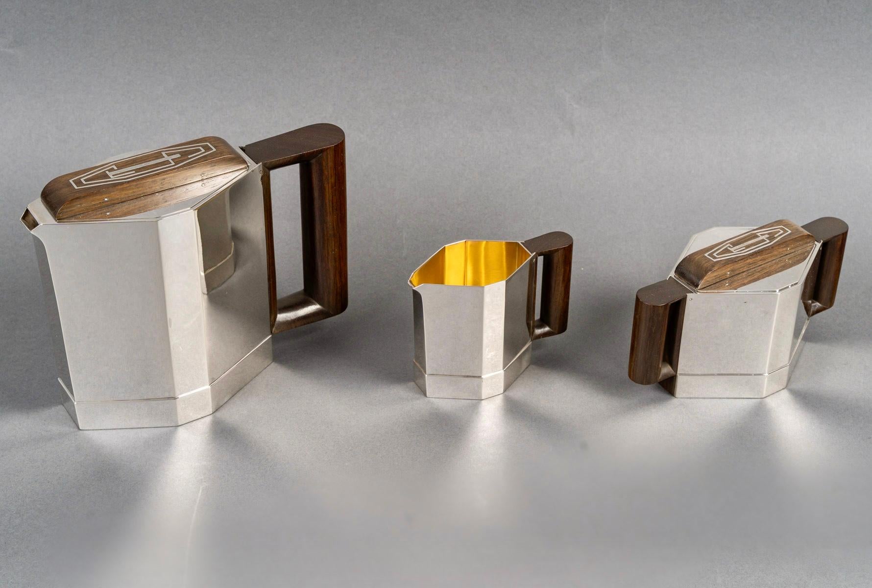 Modernistisches Art Deco Tee- und Kaffeeservice aus Sterlingsilber und Palisanderholz von Jean E. Puiforcat aus den 1930er Jahren. 
Super Art Deco Monogramm. 

Dienst einschließlich:
- eine Kaffeekanne 
- eine Milchkanne
- einen Zuckertopf

Minerve