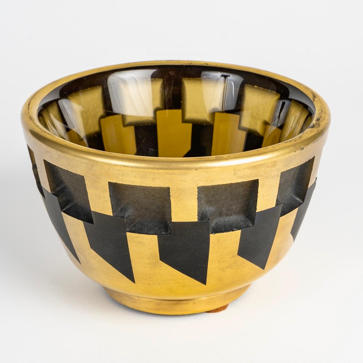Cuenco Art Decó Modernista realizado en cristal grabado topacio ahumado con esmalte dorado por Jean Luce en la década de 1930.
Firma estampada en la parte inferior.

Gran condición. Modelo muy raro. Algunos pierden al dorar.
Una pieza excepcional.