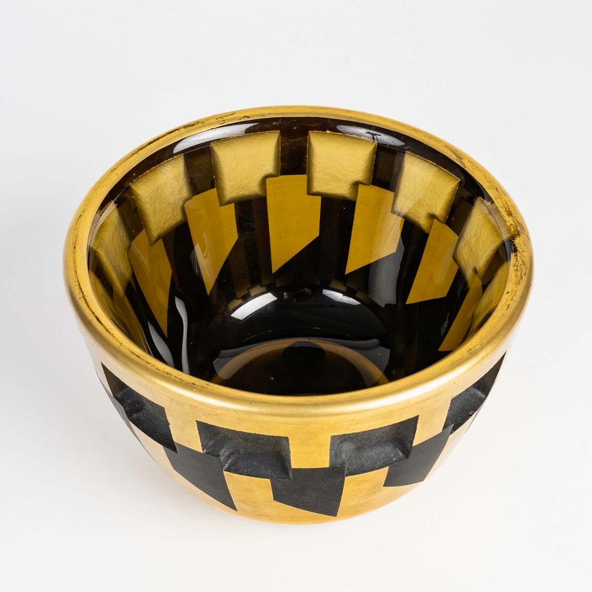 1930 Jean Luce Cuenco modernista Art Decó Vidrio topacio ahumado Esmalte dorado en Bueno estado para la venta en Boulogne Billancourt, FR