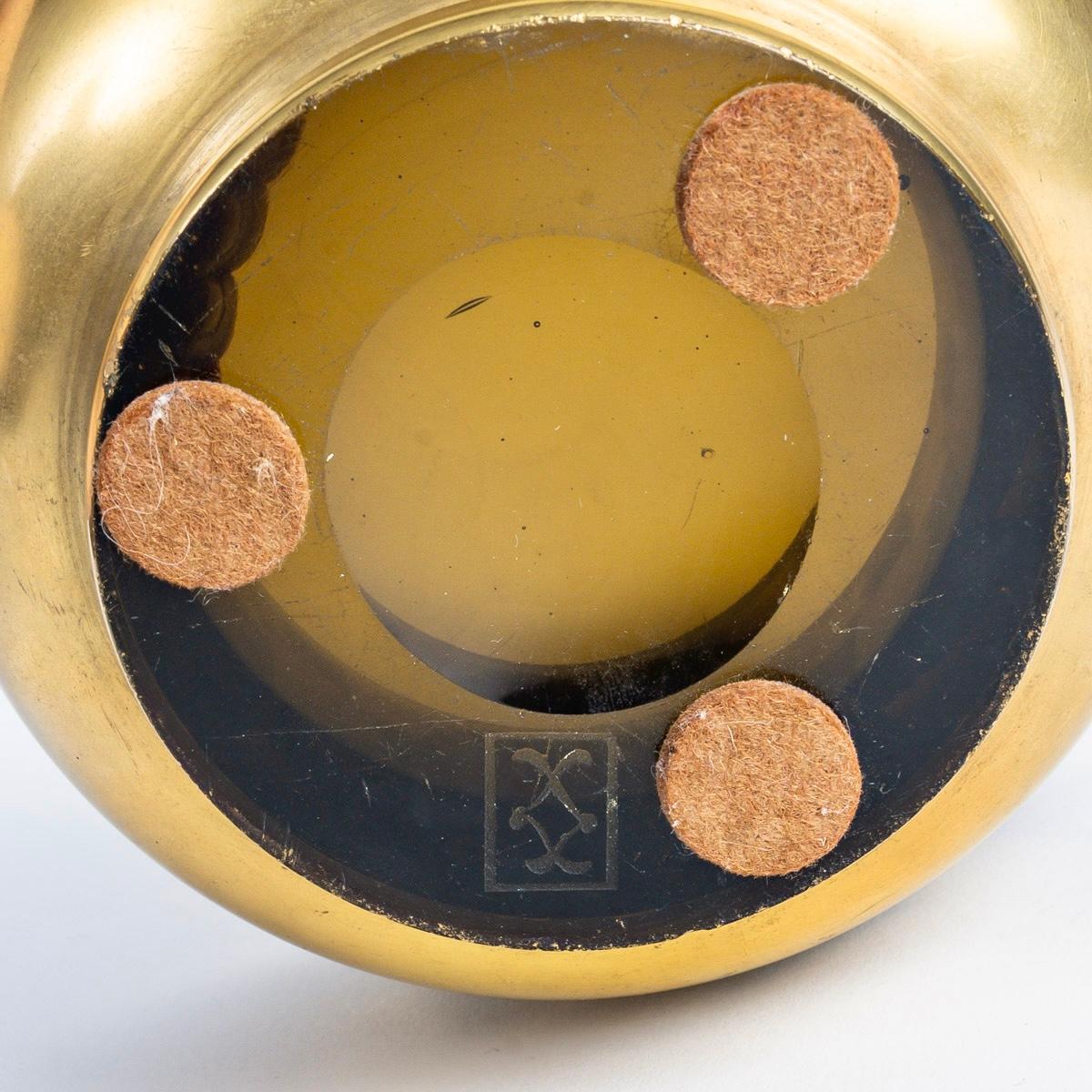 1930 Jean Luce Cuenco modernista Art Decó Vidrio topacio ahumado Esmalte dorado mediados del siglo XX en venta