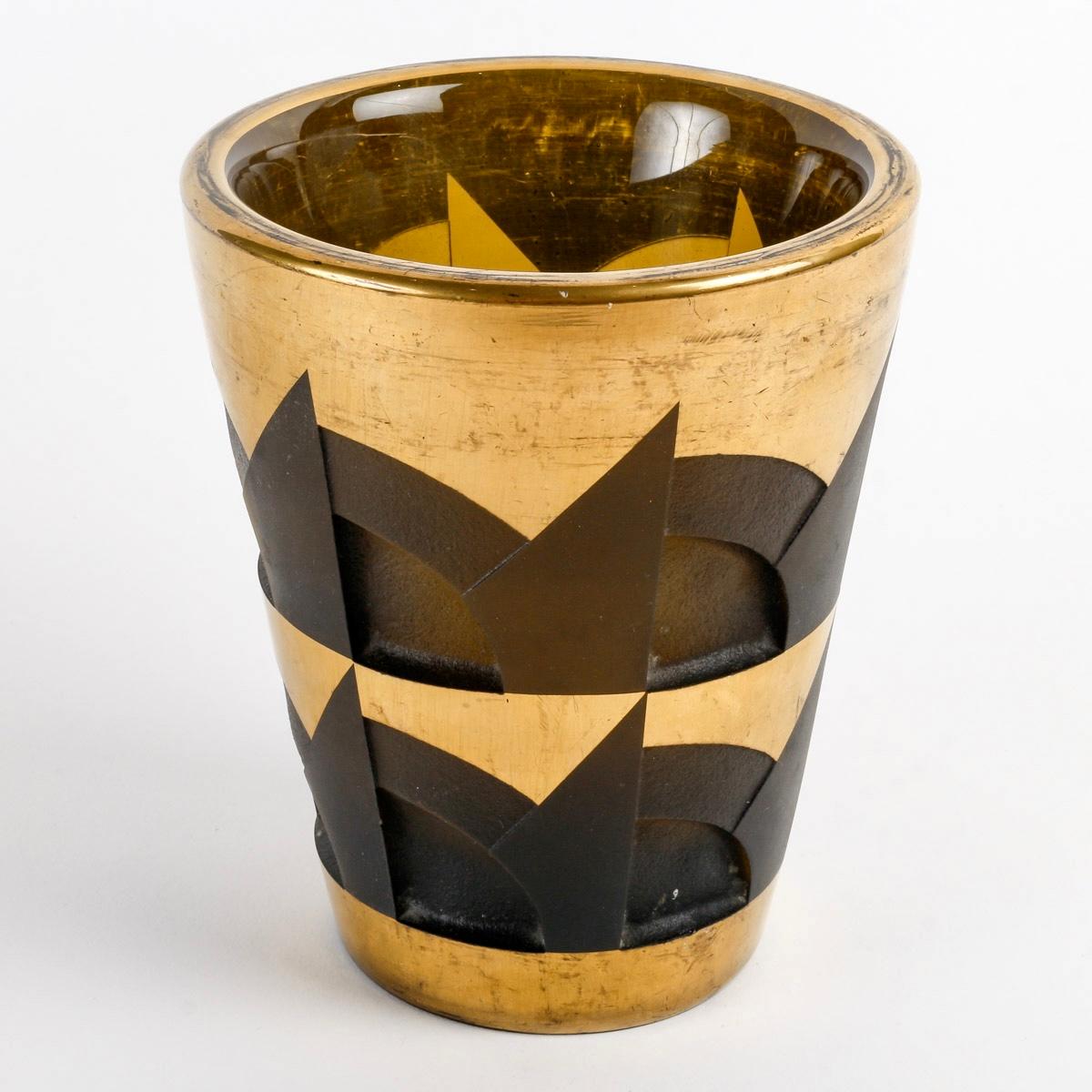 Vase Art Deco Modernist made in smoked topaz etched glass with gold enamel by Jean Luce in 1930s.
Stamped signature on bottom.

Perfect condition. Very rare model. 
Exceptional piece. 

Typically Art-Deco Modernist.

height : 16,2 cm 
