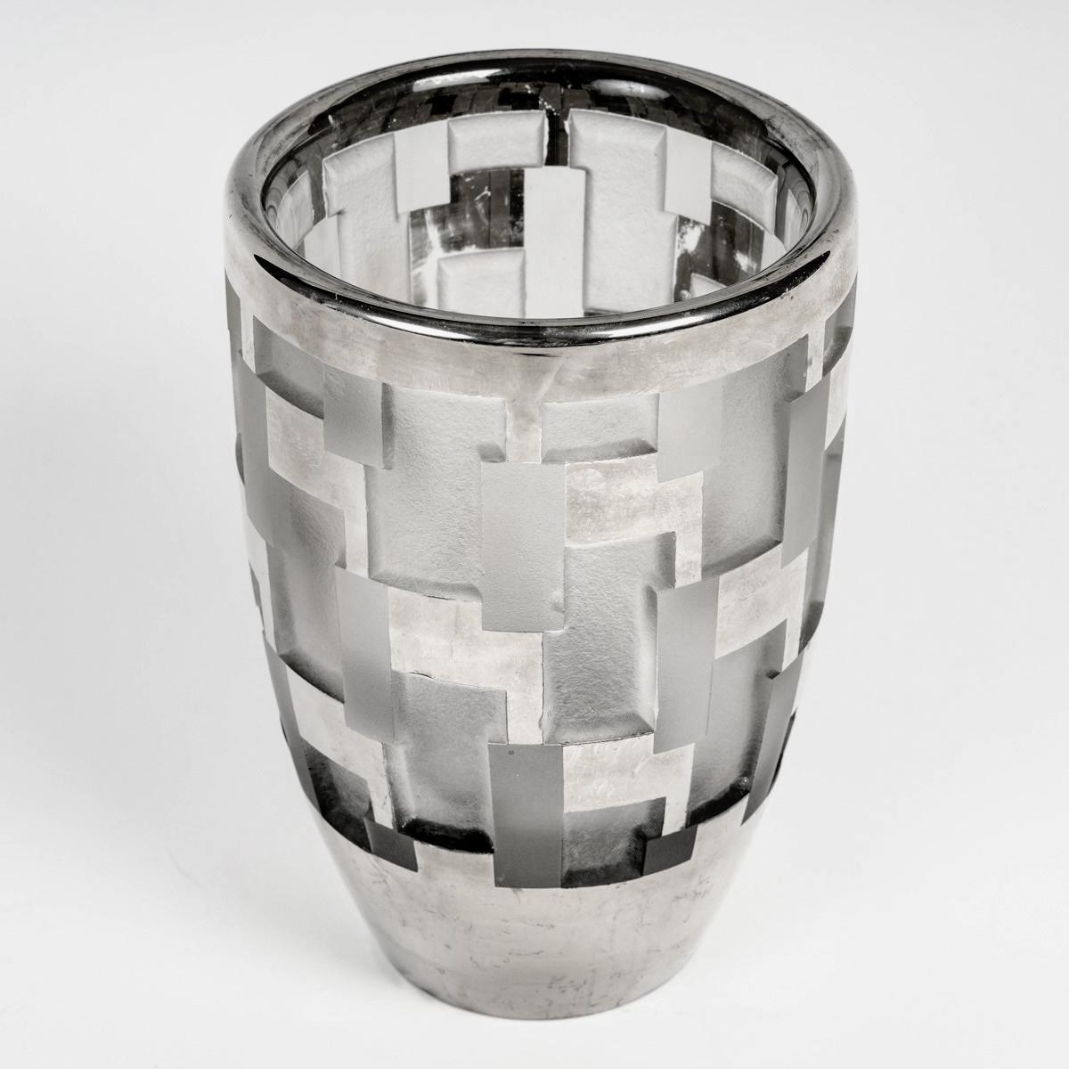 Exceptional Art Deco Modernist vase by Jean Luce made in frosted glass with silver enamel.
Stamped monogramed signature.

Perfect condition ! Sublime decoration and enamel. Some very light wear to the silver.

height: 19 cm
diameter at rim : 13 cm