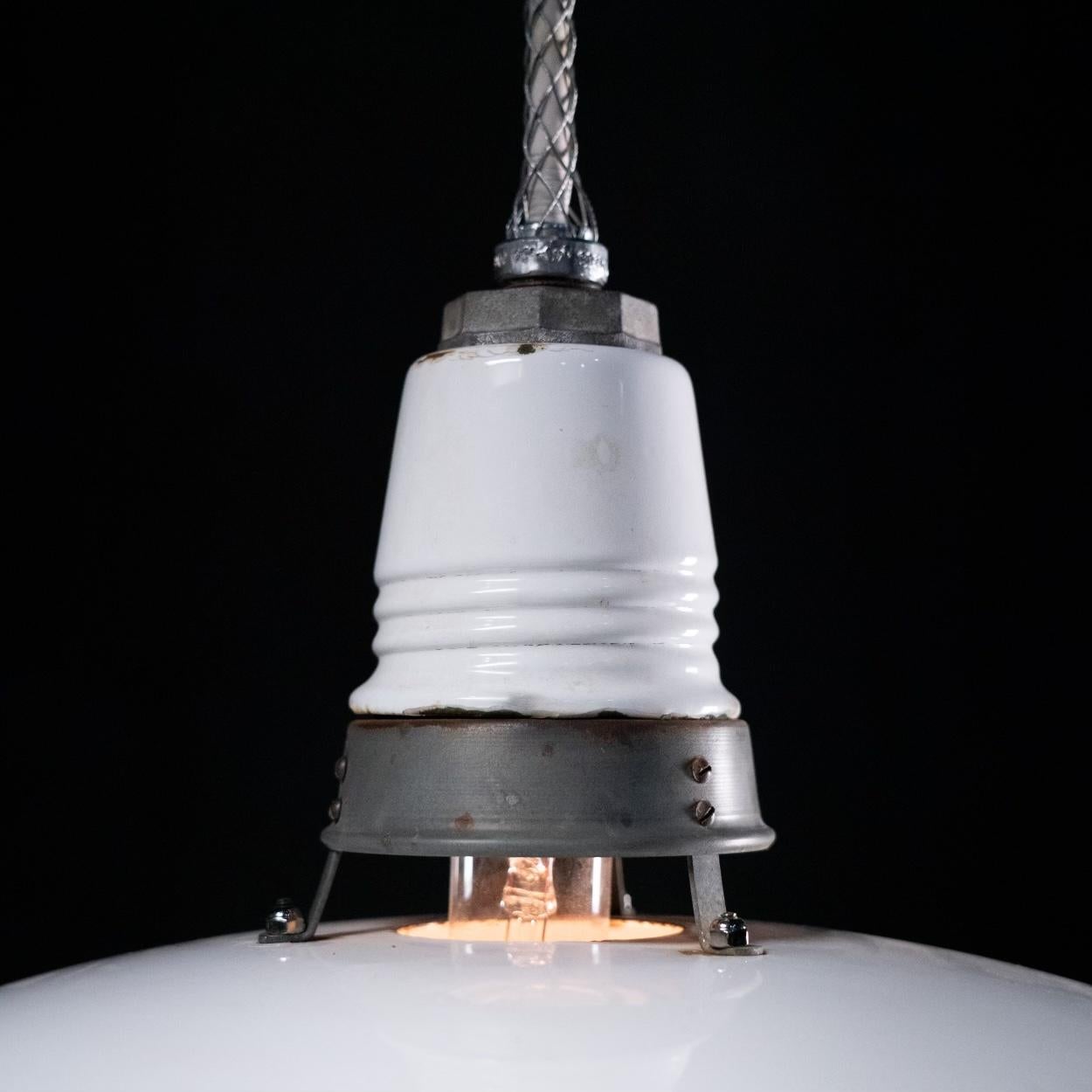 Américain 1930 Grande lampe à suspension industrielle Benjamin en émail rare SET de 4 en vente