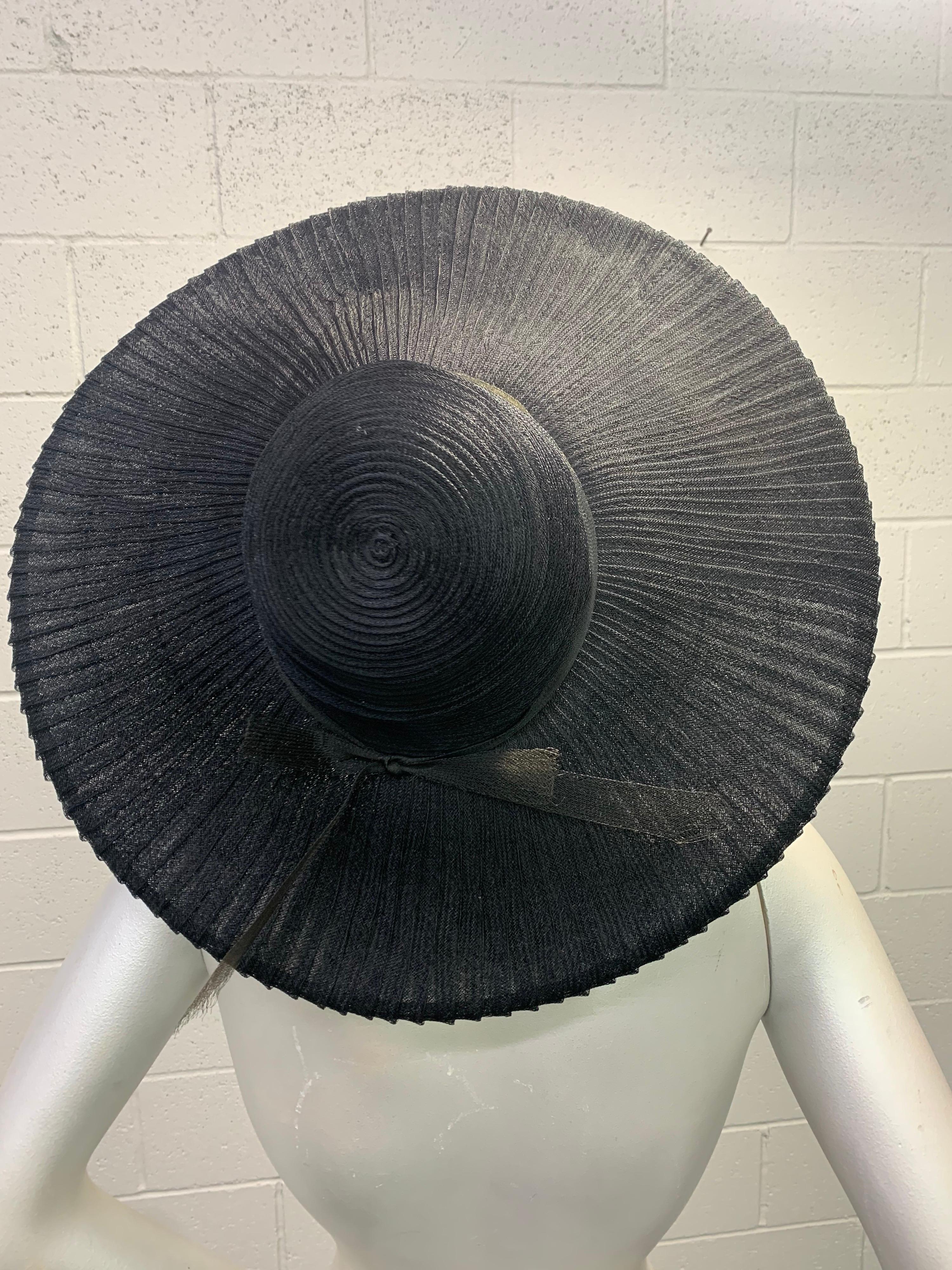 1930er Lilly Dache - Paris schwarzes Rosshaar Spirale Band Cloche Hut mit breiten verdrahteten Krempe. Liegt tief und eng am Kopf an und sorgt für eine wohlgeformte Silhouette. Die Krempe ist extravagant und ungewöhnlich, da sie in einem