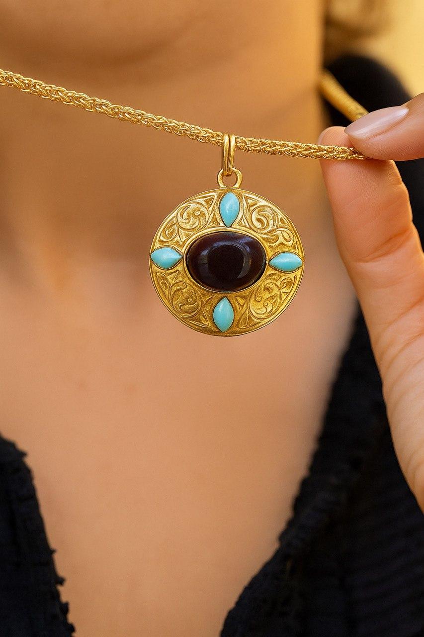 Ein wunderschöner handgefertigter Ring aus der Zeit um 1930 mit traditionellen Blumen- und Arabeskenmotiven aus dem Nahen Osten und Zentralasien.
Dieses vollständig handgefertigte Stück ist mit 0,400 Karat Naturtürkis und 6,100 Karat Achat besetzt