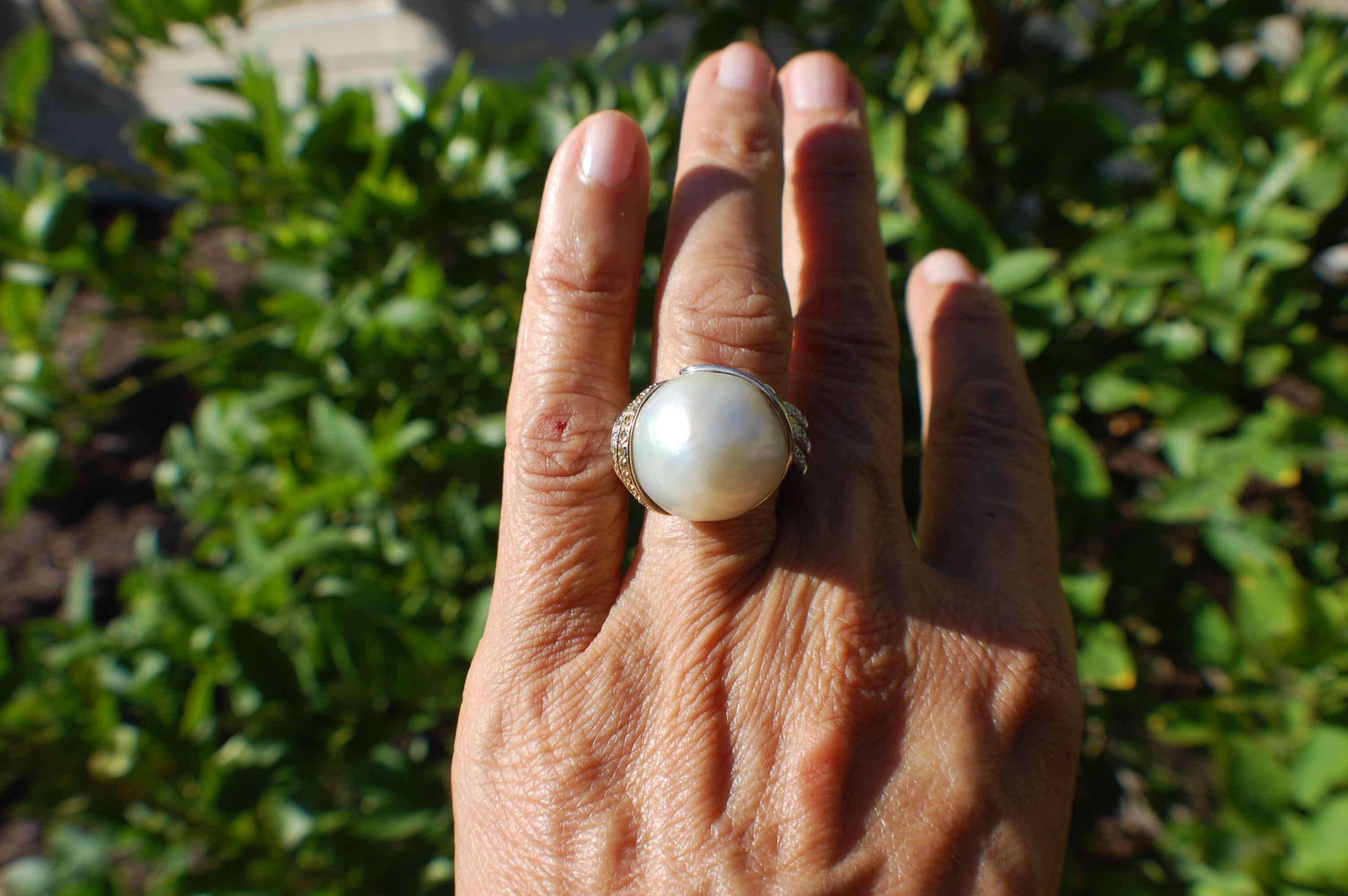 South Sea Pearl Ring with Sapphires and Diamonds 18 Karat In Good Condition For Sale In Laguna Hills, CA