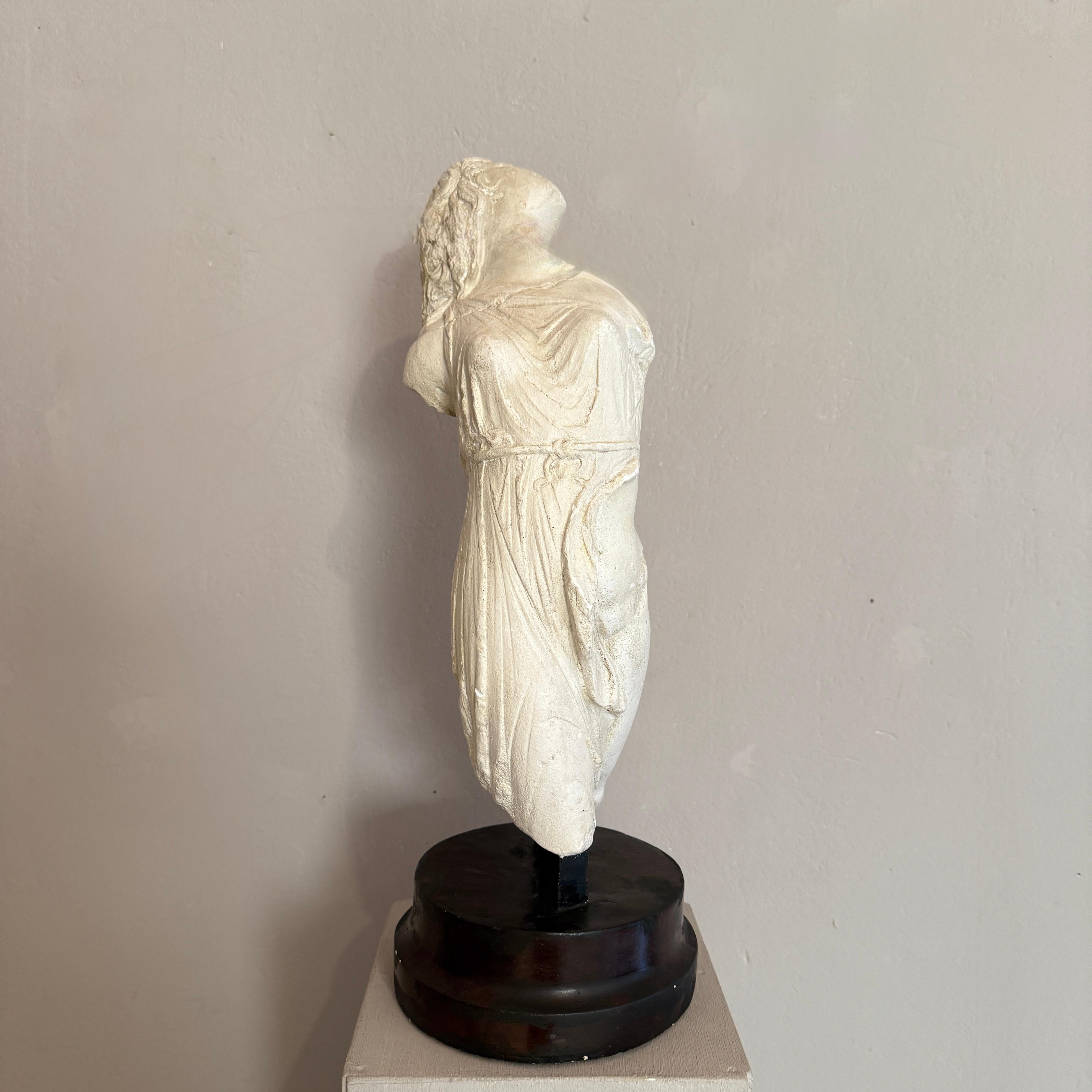 Questa scultura in gesso, Tanzende Mänade, è una riproduzione museale creata intorno al 1930 dopo l'antico originale conservato nella Antikensammlung della Kunsthalle zu Kiel. Catturando l'energia drammatica di una menade danzante, la figura è