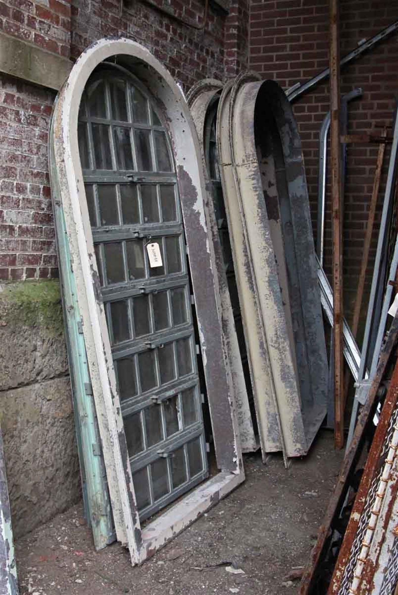 1930 New Jersey Steel Palladian Window with Horizontal Openings and Frame In Good Condition In New York, NY