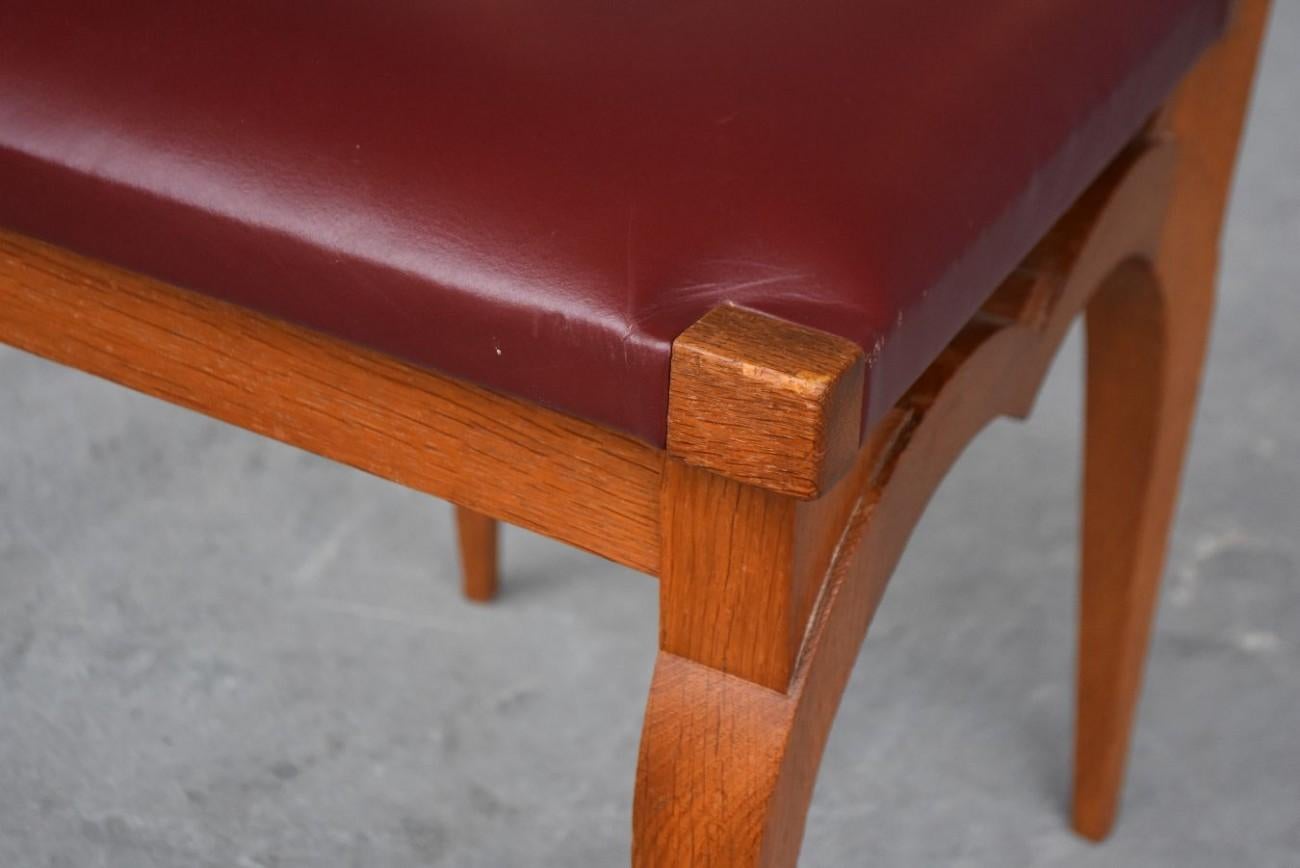 Cuir Série de chaises en chêne de 1930 avec plateau en cuir August de Vallin en vente