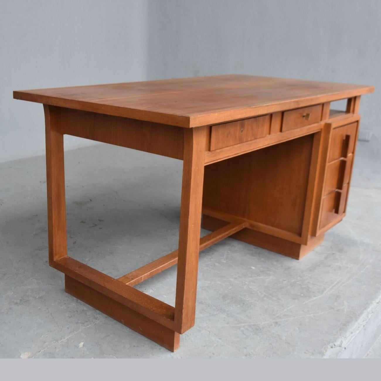 Bureau en chêne 1930 style Art Déco Auguste Vallin. De la propriété d'Auguste Vallin à Marseille, l'architecte Auguste Vallin et son fils designer Eugène Vallin.