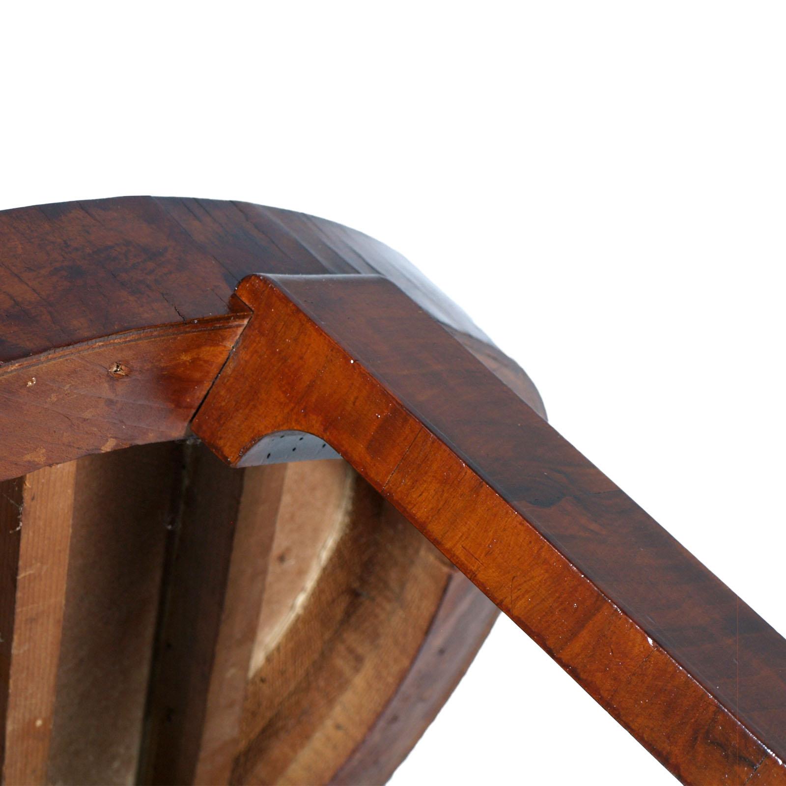 20ième siècle table d'appoint ovale 1930 Table basse Art Déco par Osvaldo Borsani en noyer plaqué en vente