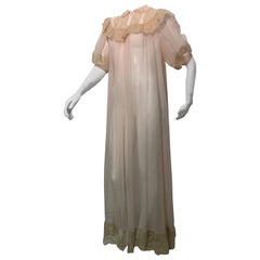 Peignoir aus blassrosa Seidenchiffon mit ecrufarbenem Spitzen-Dekolleté