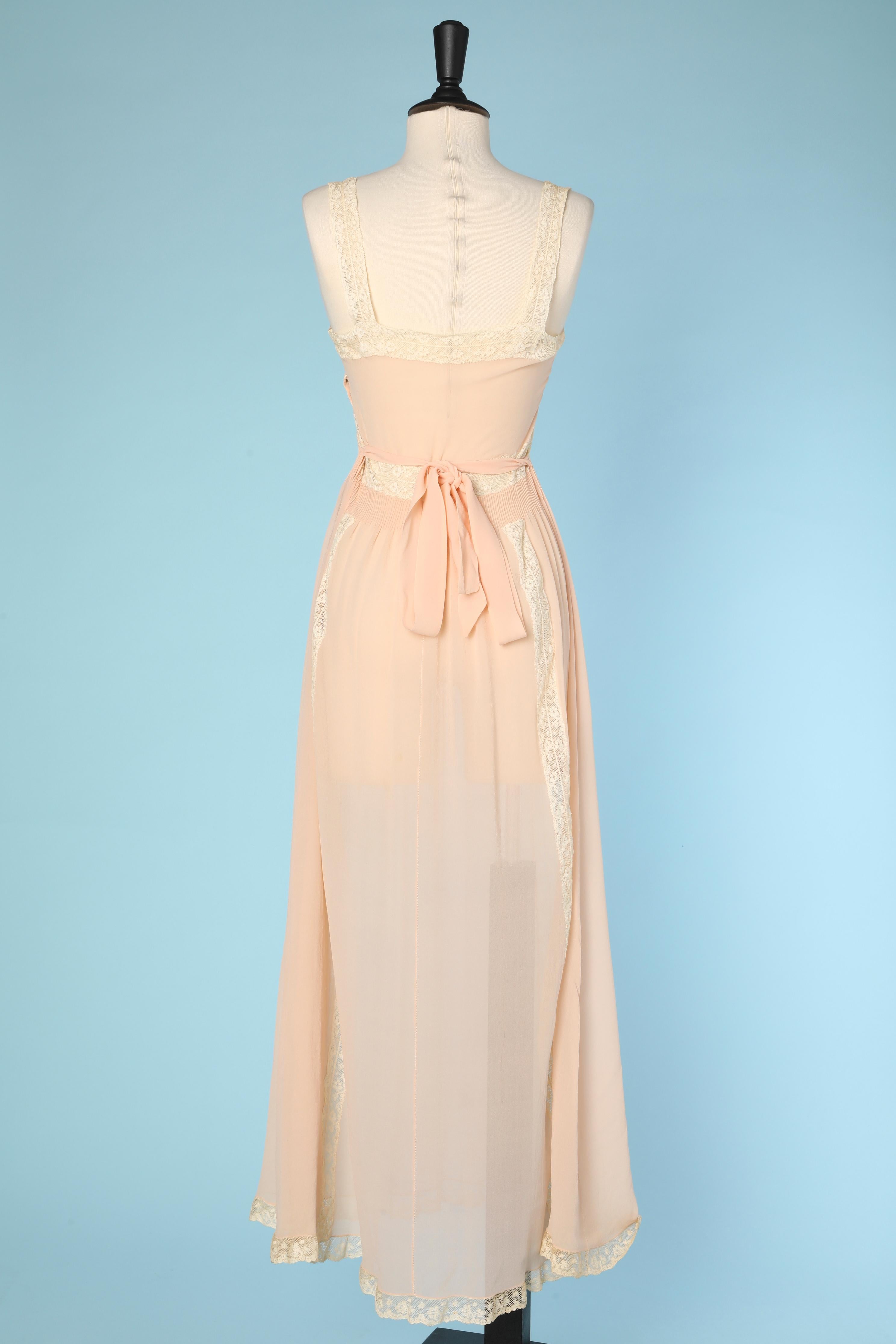 1930 pale pink silk -crêpe night gown with embroideries and lace  In Excellent Condition For Sale In Saint-Ouen-Sur-Seine, FR