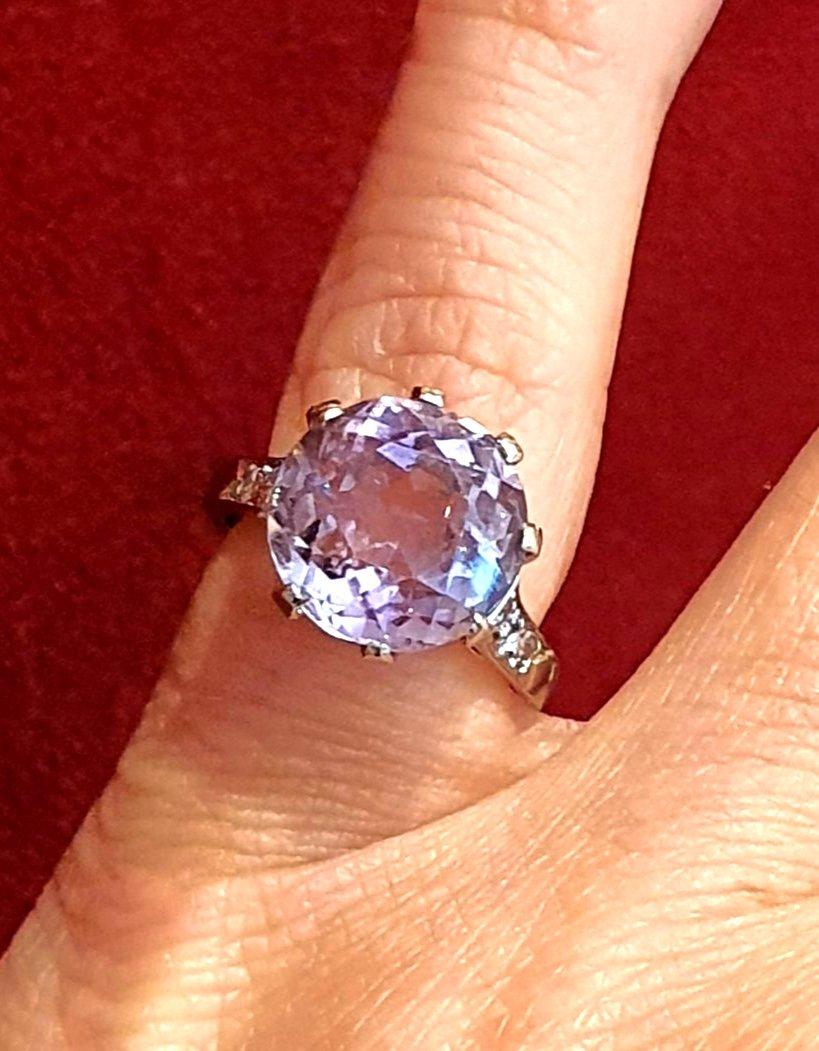 Platinum and 18-carat gold ring from the 1930s,
set with a round-cut faceted amethyst surrounded by a pavement of old-cut diamonds.
Very pretty crown-shaped bezel
Total weight: 5.70g
amethyst diameter : 1,10cm
Height: 1cm
Size :48
Free resizing 