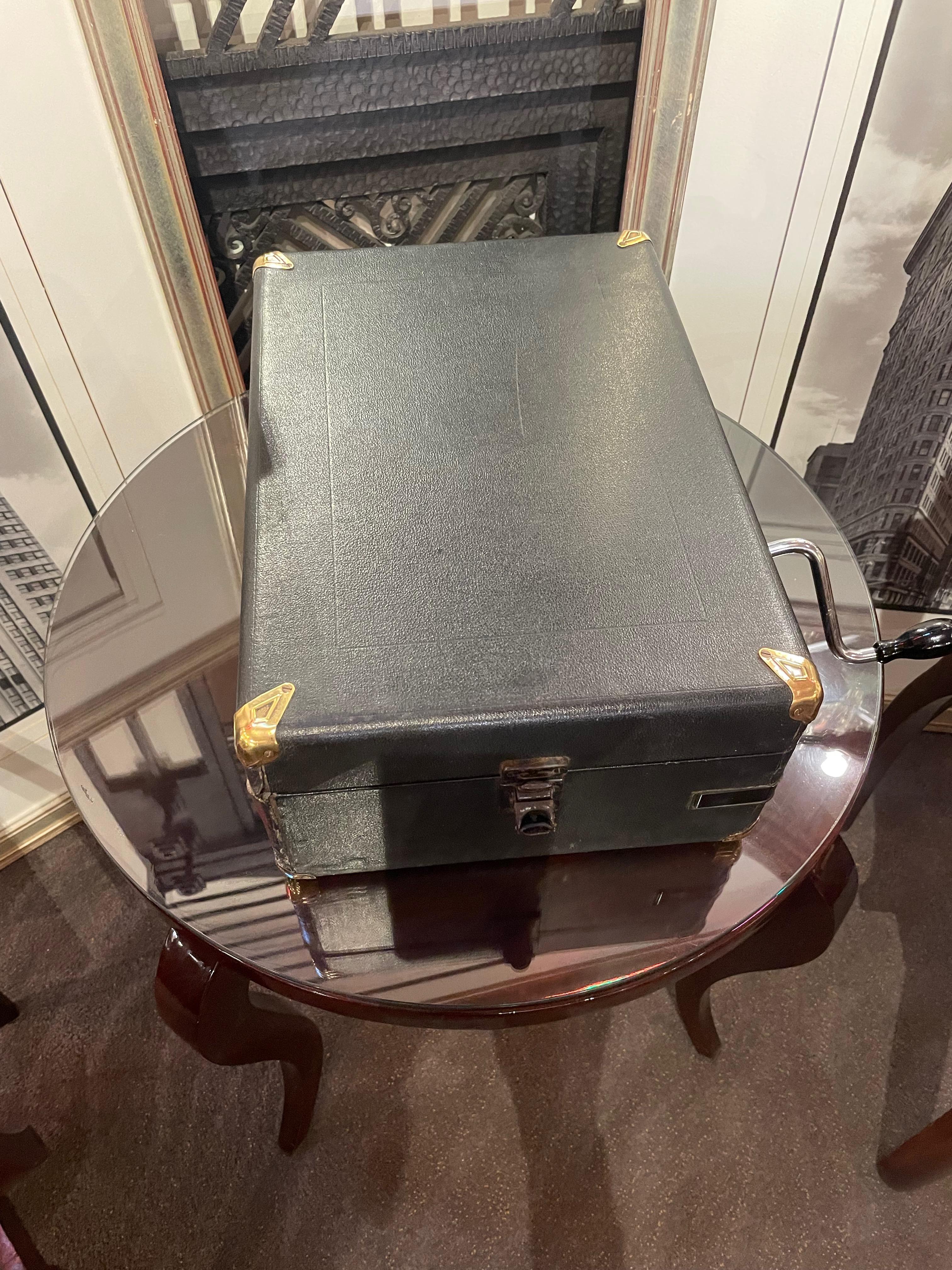 Anglais Gramophone portable de 1930 Sa voix de maître Phonographe en vente