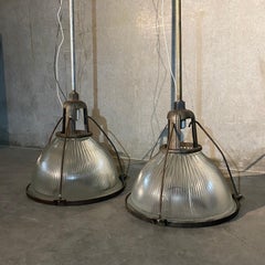 1930 Rare  Grandes lampes suspendues originales en fonte à Holophane