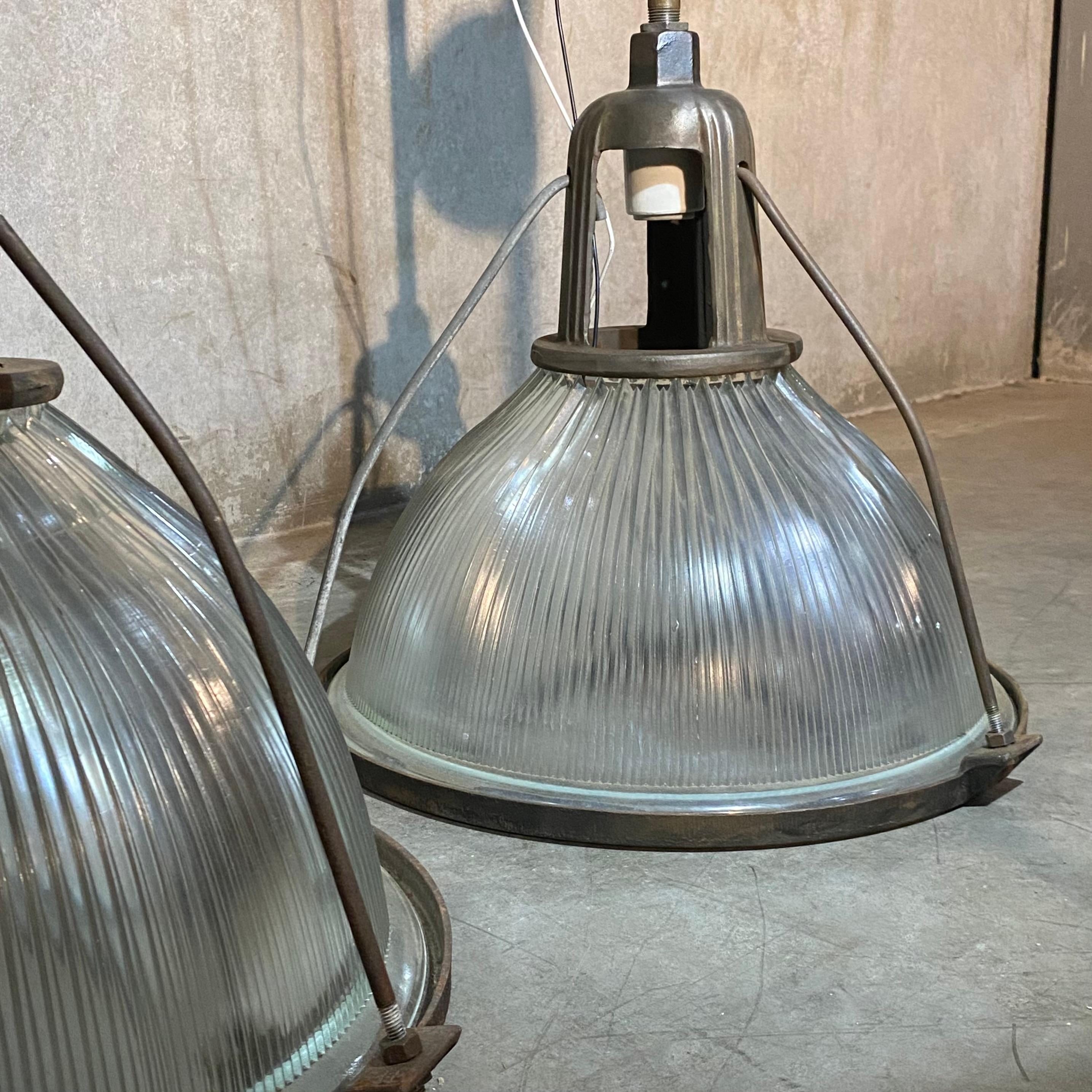 Américain 1930 Rare  Grandes lampes suspendues originales en fonte à Holophane en vente