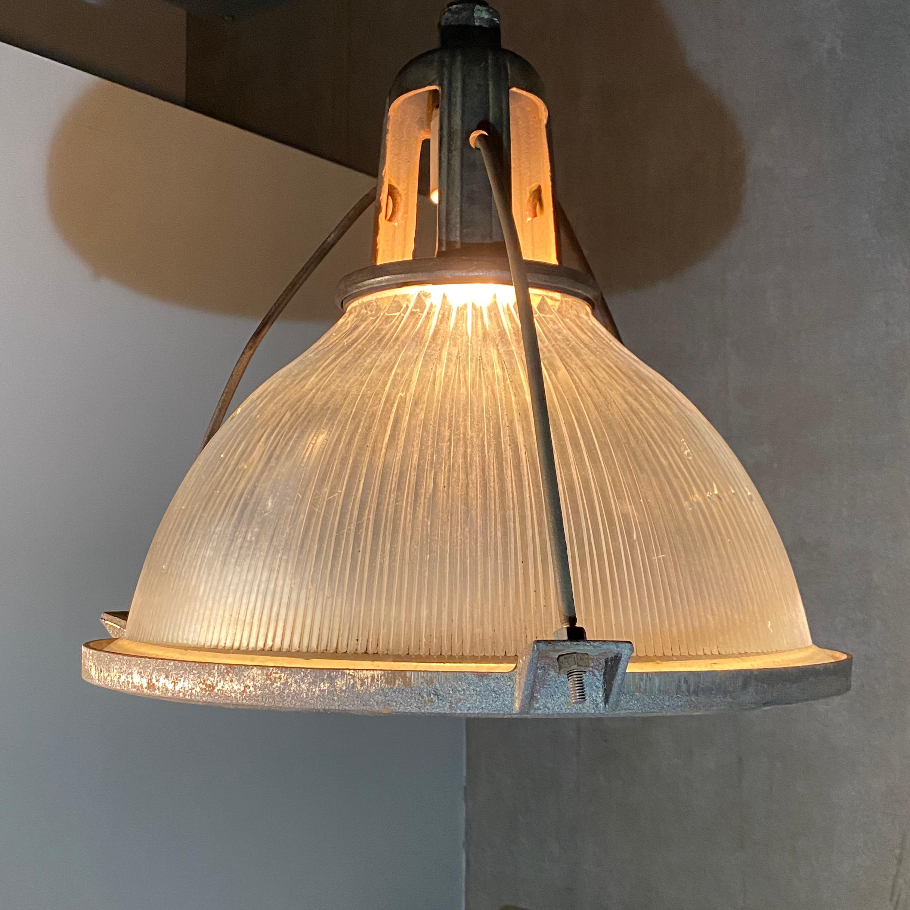 Moulage 1930 Rare  Grandes lampes suspendues originales en fonte à Holophane en vente
