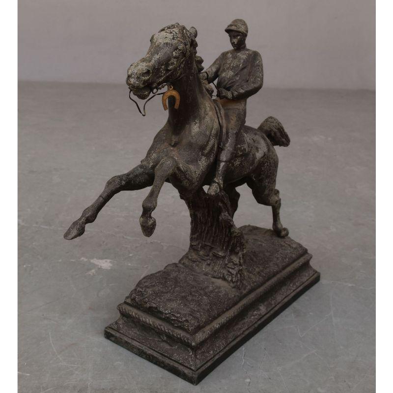 Sculpture in regulates Jockey and his horse 1930 of dimension height 41 cm for a length of 41 cm and a depth of 15 cm.

Additional information:
Material: Metal & wrought iron.