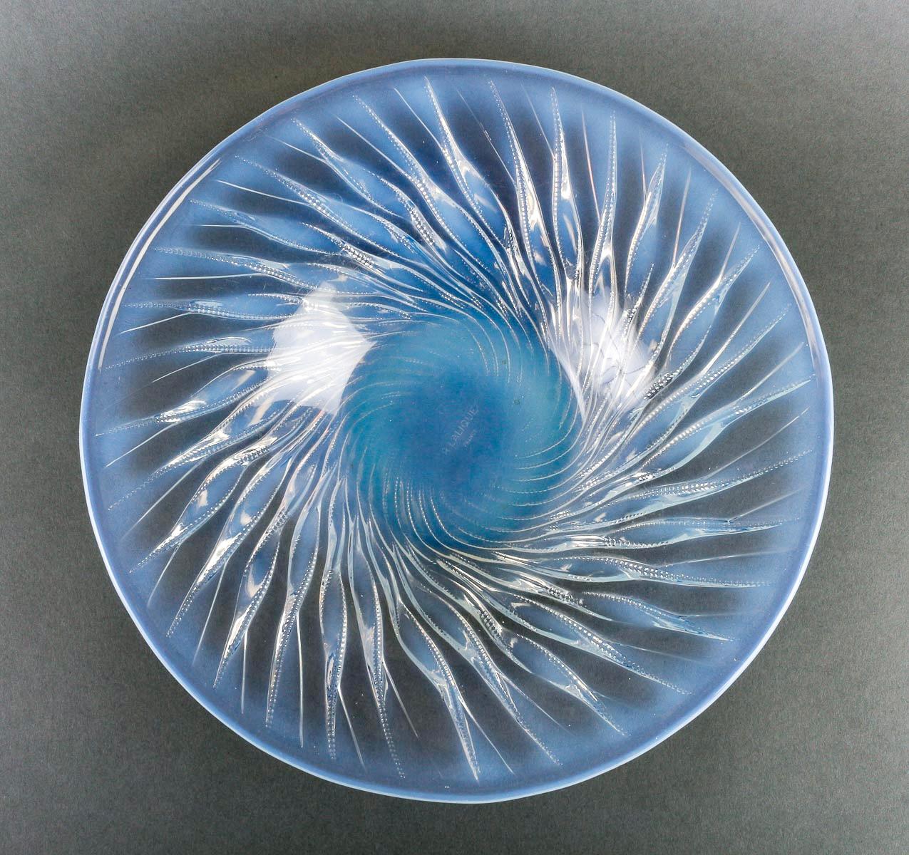 Molded 1930 René Lalique, Bowl Algues Opalescent Glass