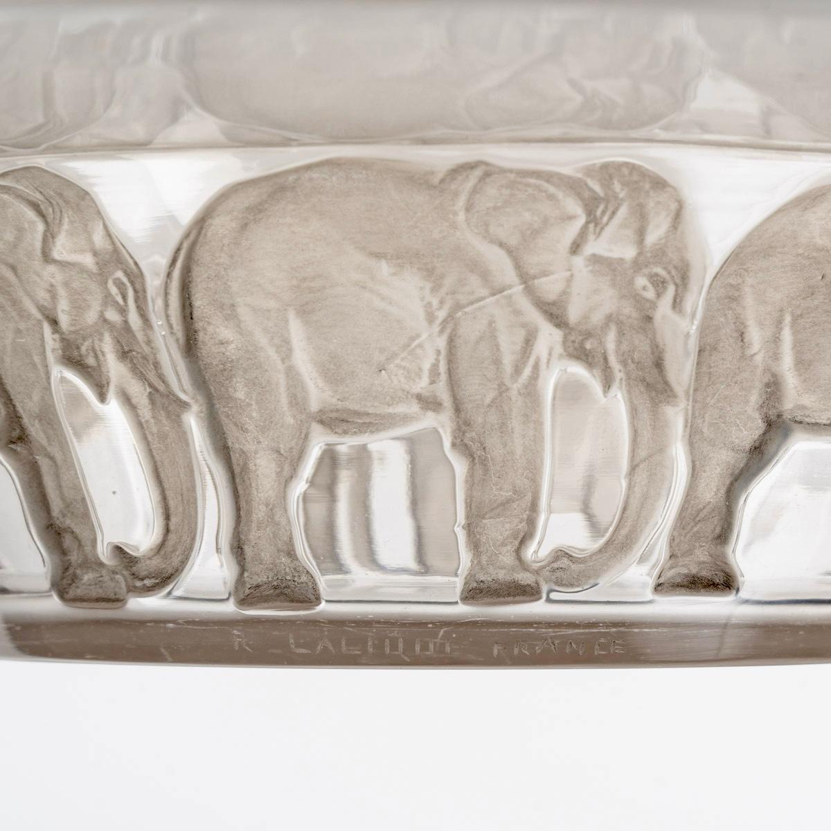 Français 1930 René Lalique - Bol en verre à l'éléphant avec patine grise en vente