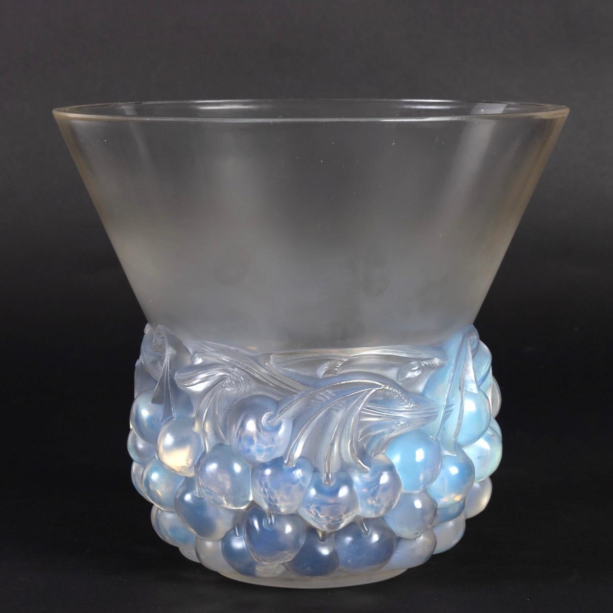 1930 René Lalique Cerises Vase in Opalescent Glass with Blue Patina Cherries In Good Condition In Boulogne Billancourt, FR
