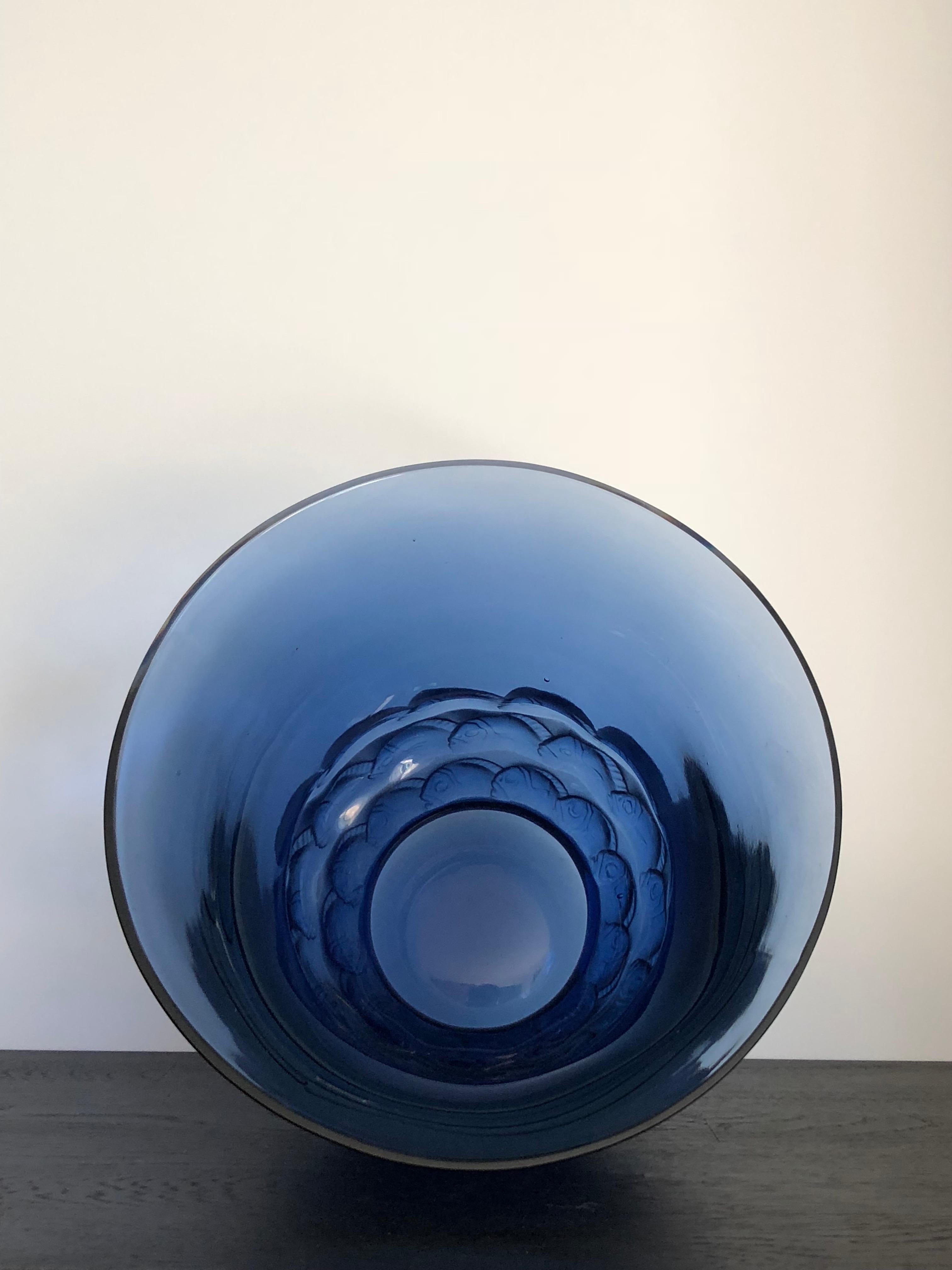 1930 Rene Lalique Monaco Vase in Blue Glass, Fishes Design In Good Condition In Boulogne Billancourt, FR