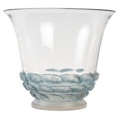 Vase Monaco Rene Lalique de 1930 en verre transparent et dépoli avec patine bleue, poissons