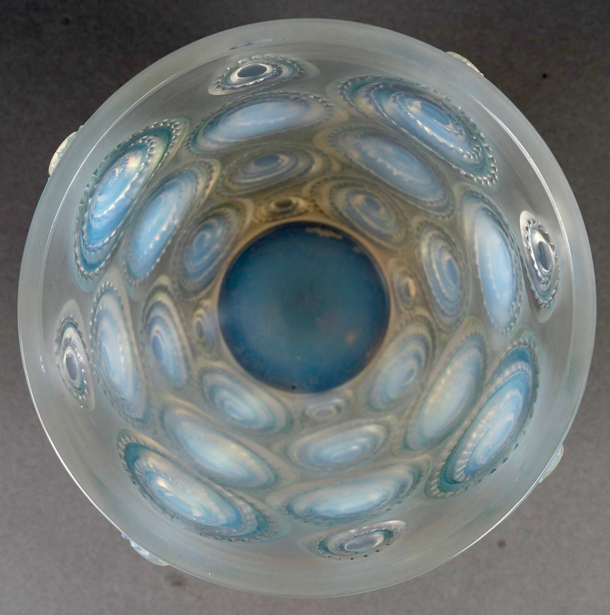 French 1930 René Lalique - Vase Art Deco Spirales Opalescent Glass For Sale