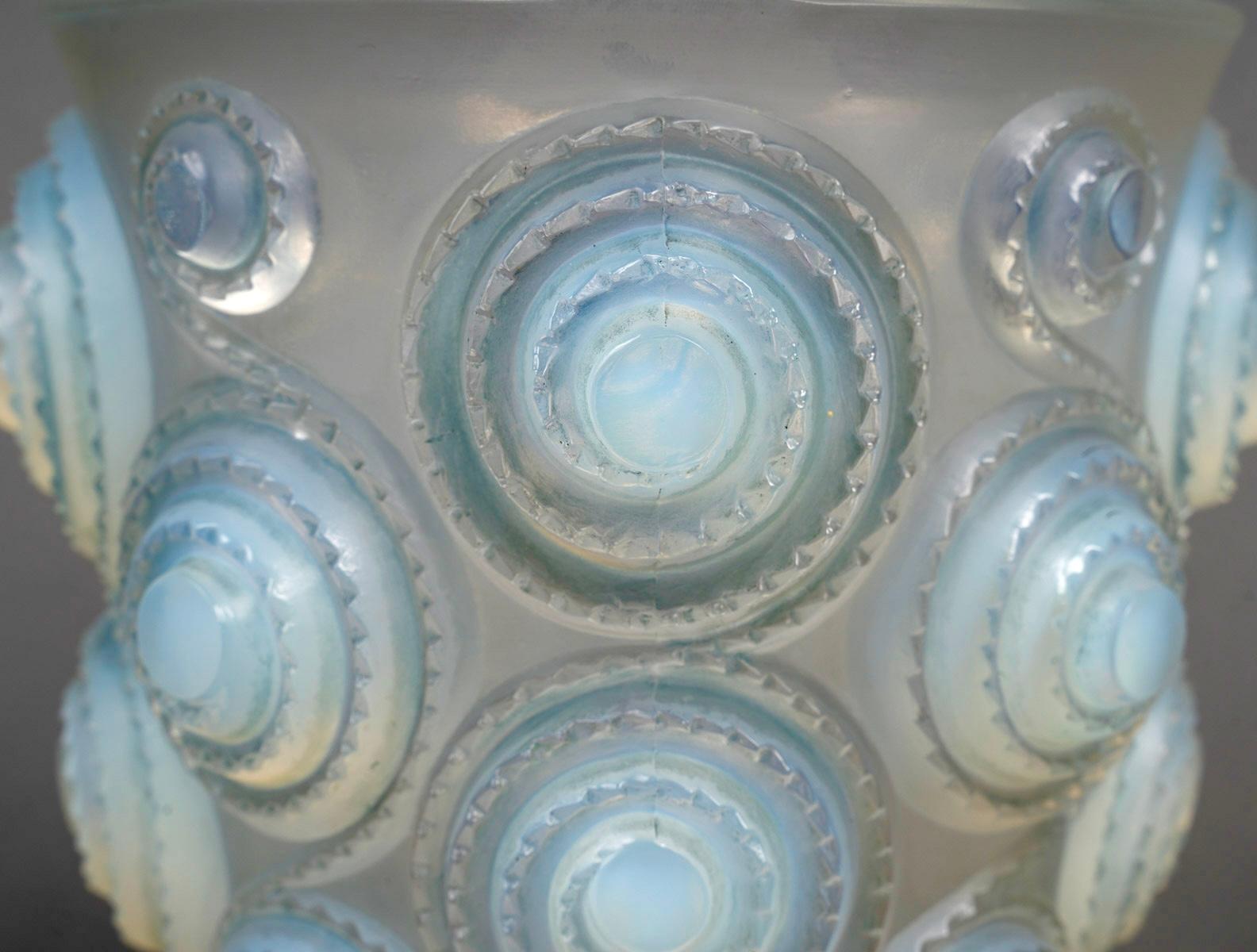 Molded 1930 René Lalique - Vase Art Deco Spirales Opalescent Glass For Sale