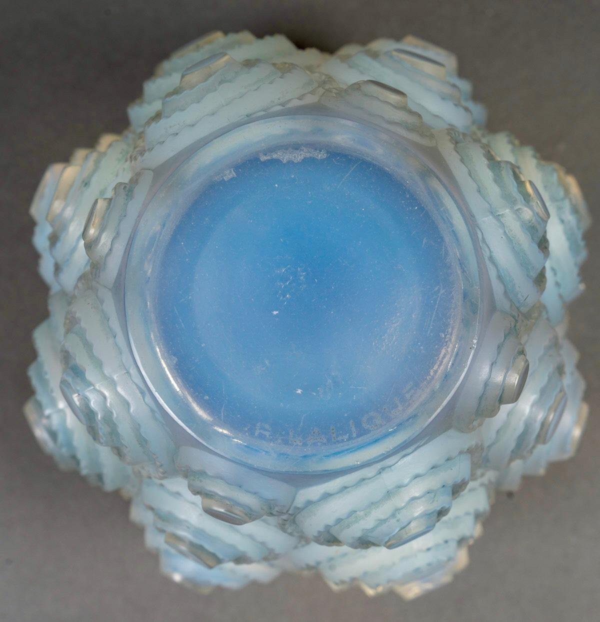 1930 René Lalique - Vase Art Deco Spirales Opalescent Glass In Good Condition For Sale In Boulogne Billancourt, FR