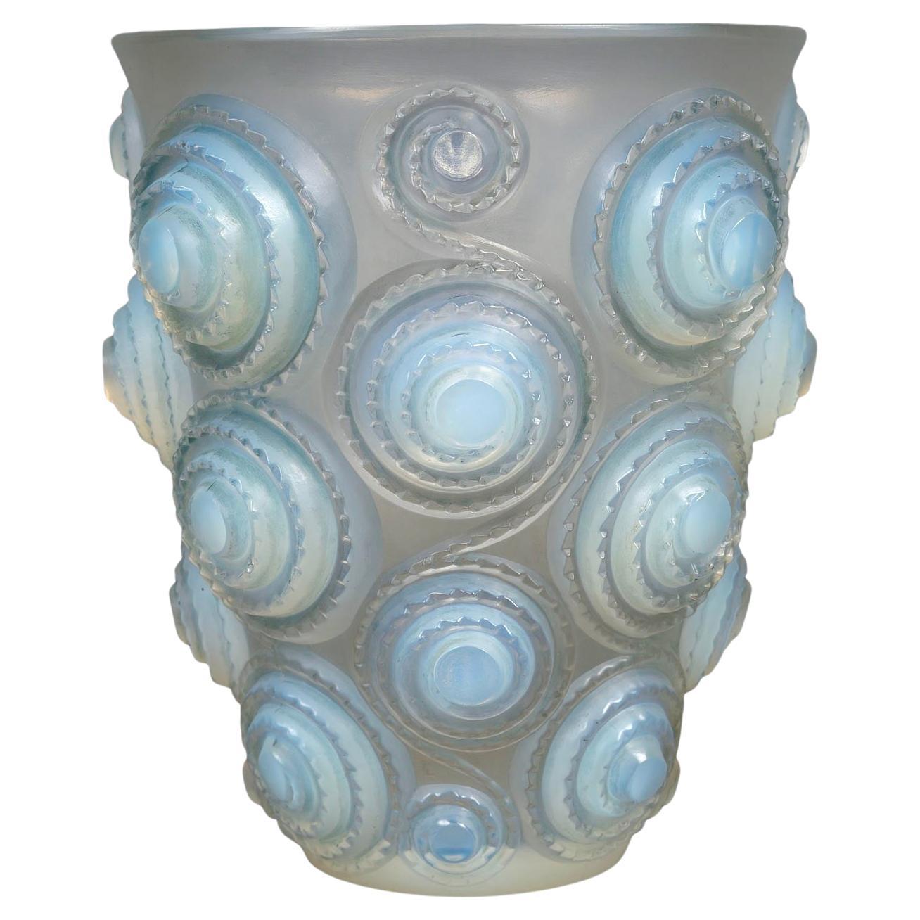 1930 René Lalique - Vase Art Deco Spirales Opalescent Glass For Sale