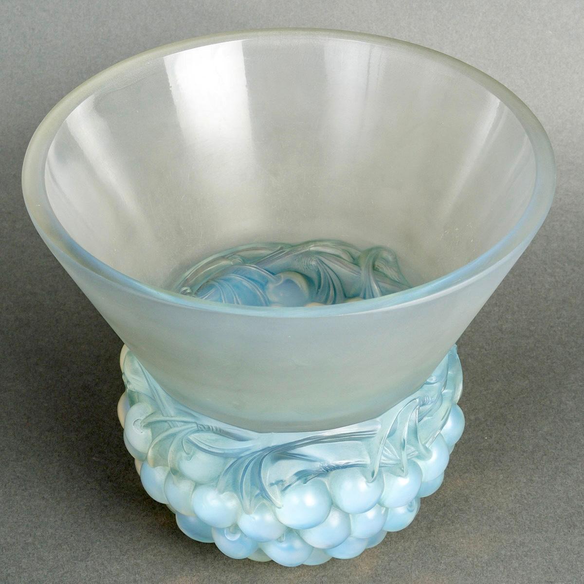 1930 René Lalique Vase Cerises Kirschen Opaleszierendes Glas mit blauer Patina (Art déco) im Angebot