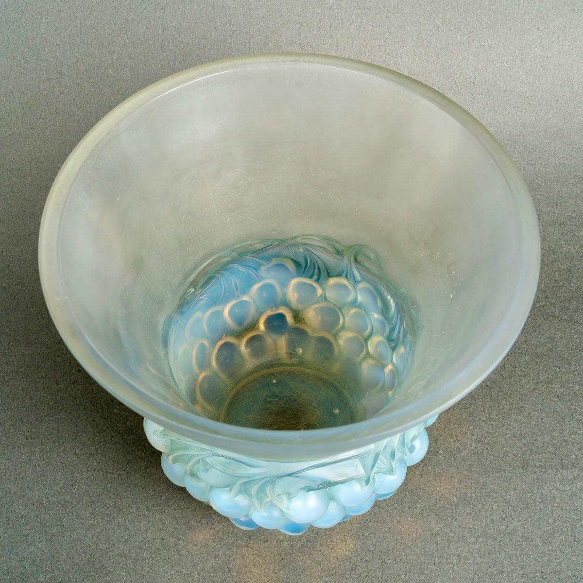1930 René Lalique Vase Cerises Kirschen Opaleszierendes Glas mit blauer Patina (Französisch) im Angebot